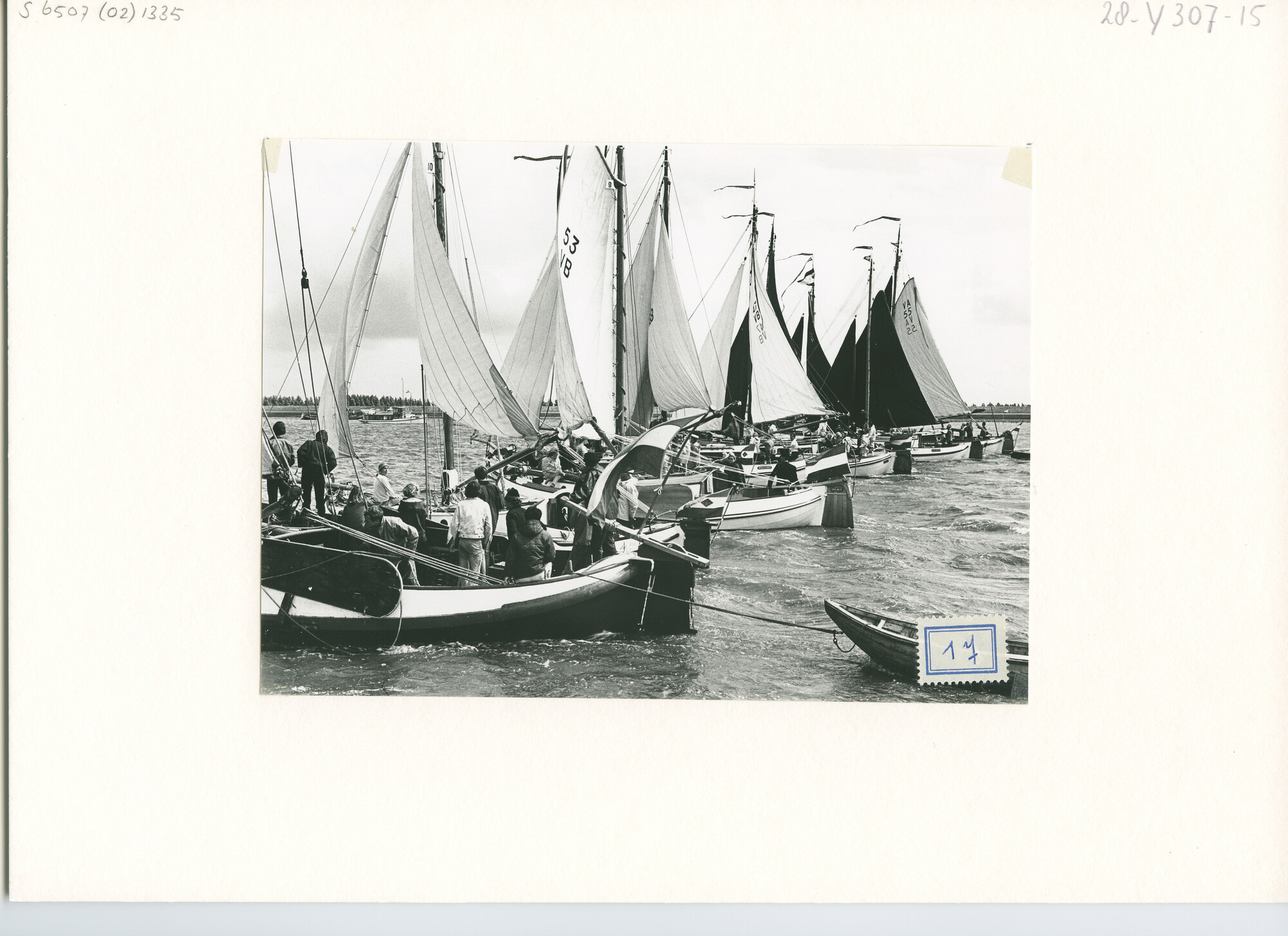 S.6507(02)1335.03; Zwart-wit foto van de reünie van ronde en platbodemjachten te Lemmer: admiraalzeilen; foto