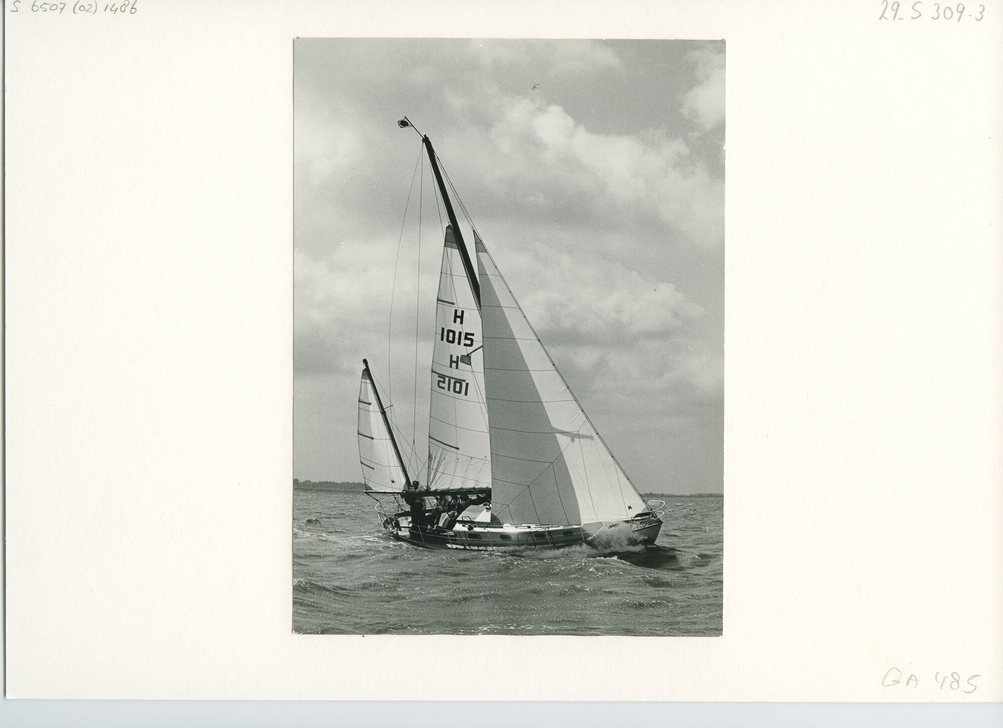 S.6507(02)1486.02; Zwart-wit foto van de stalen yawl Piranha (H 1015) in actie bij harde wind; foto