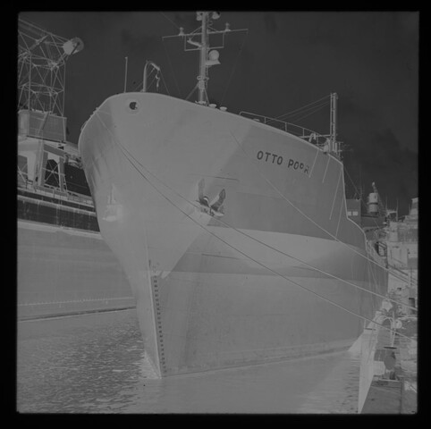 S.5219(12)0633a; Negatieven van het containerschip ms. Otto Porr in een haven; negatief
