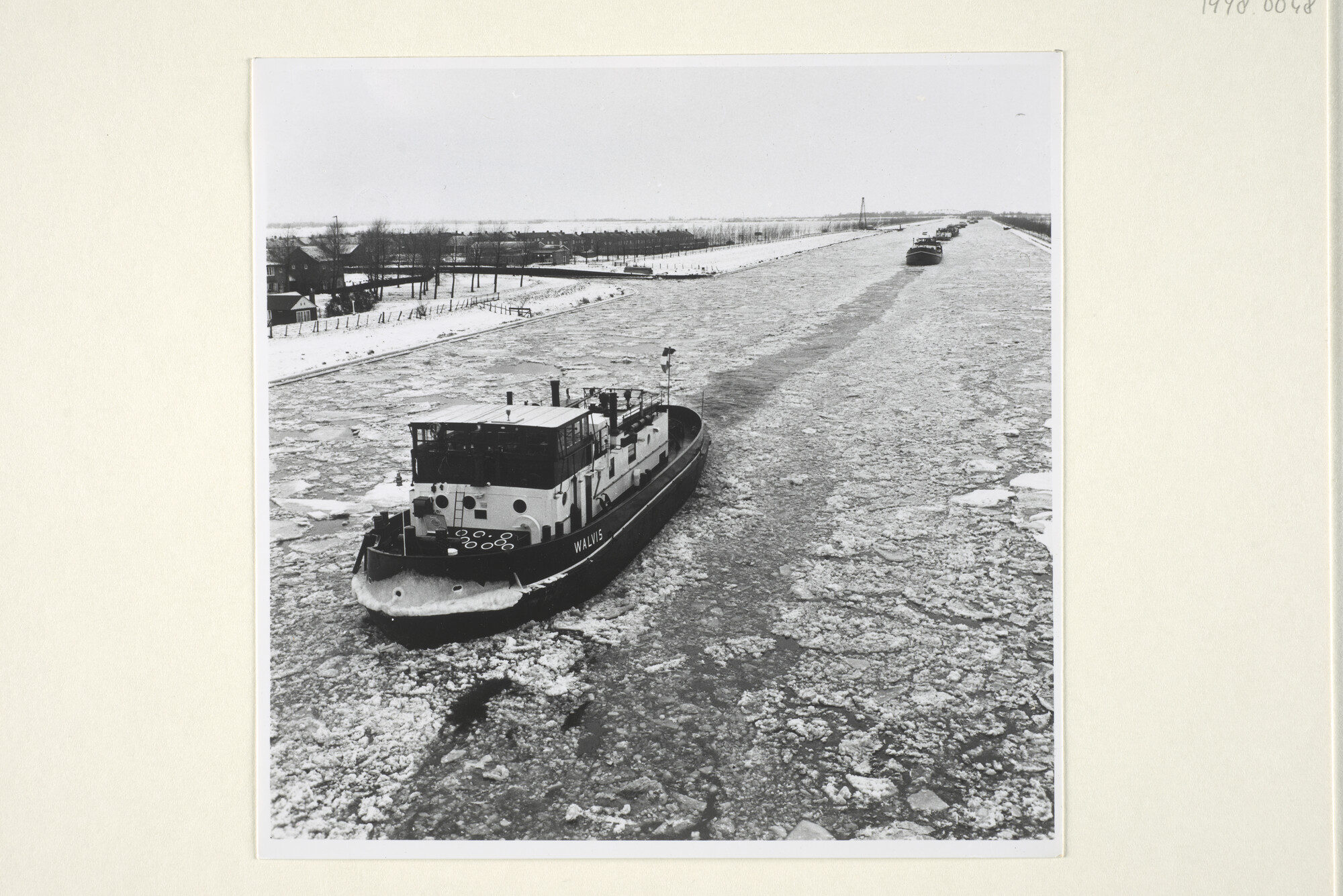 1998.0048; Fotoimpressie van de scheepvaart op het Amsterdam-Rijnkanaal tijdens de winter (december 1962); foto