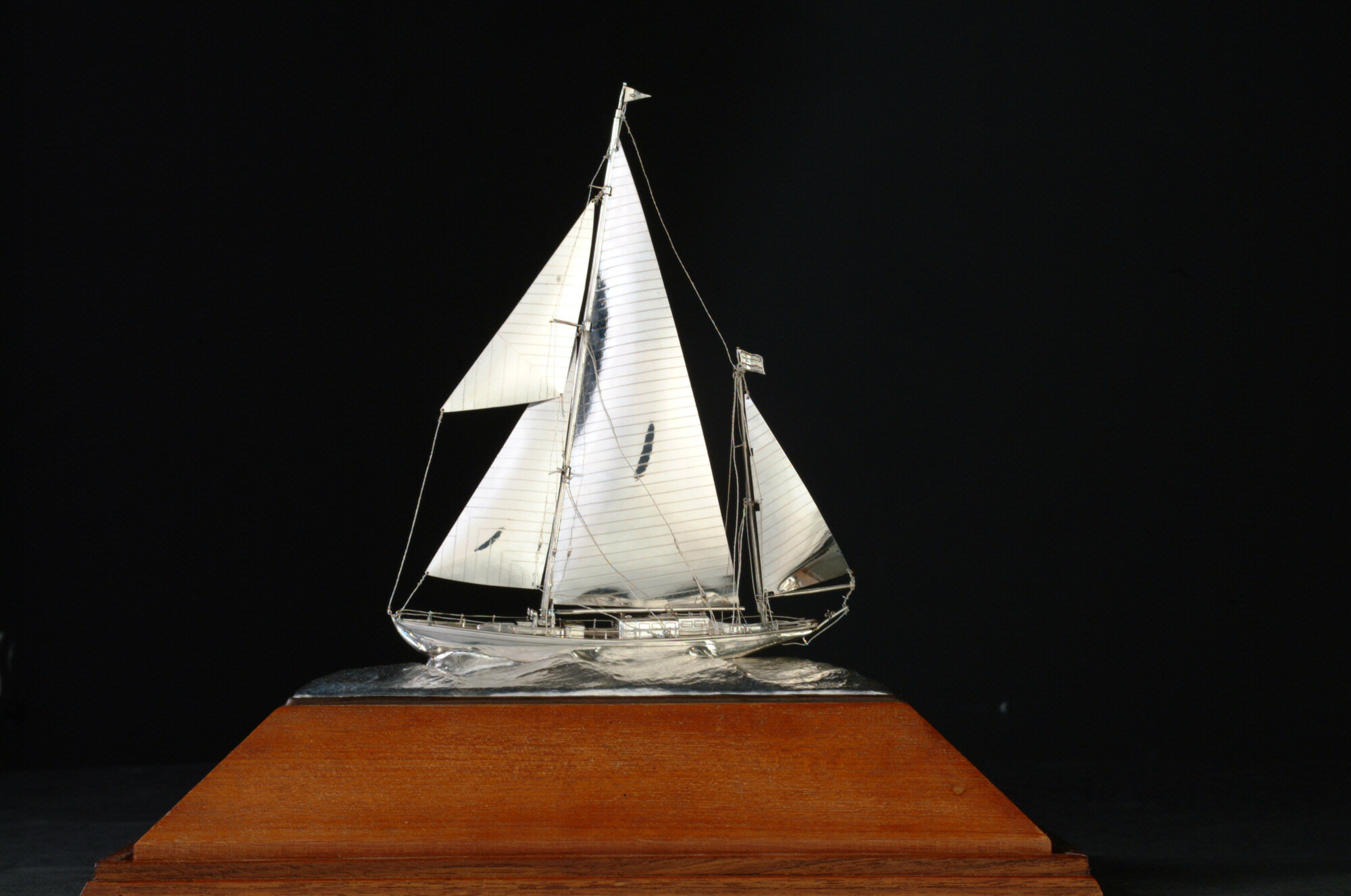 2002.0829; Zilveren model van de yawl Zeearend; scheepsmodel