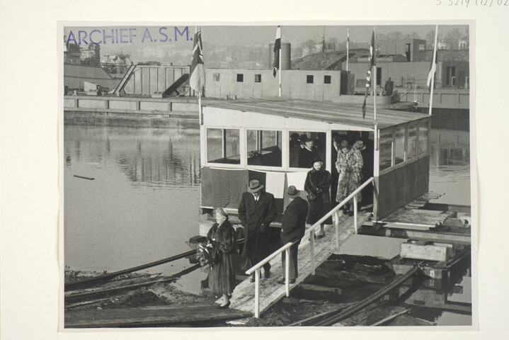 S.5219(12)0232; Foto's van de doop en tewaterlating van de emmerbaggermolen 'Westgeul' vanaf de dwarshelling van de ASM; fotoreportage