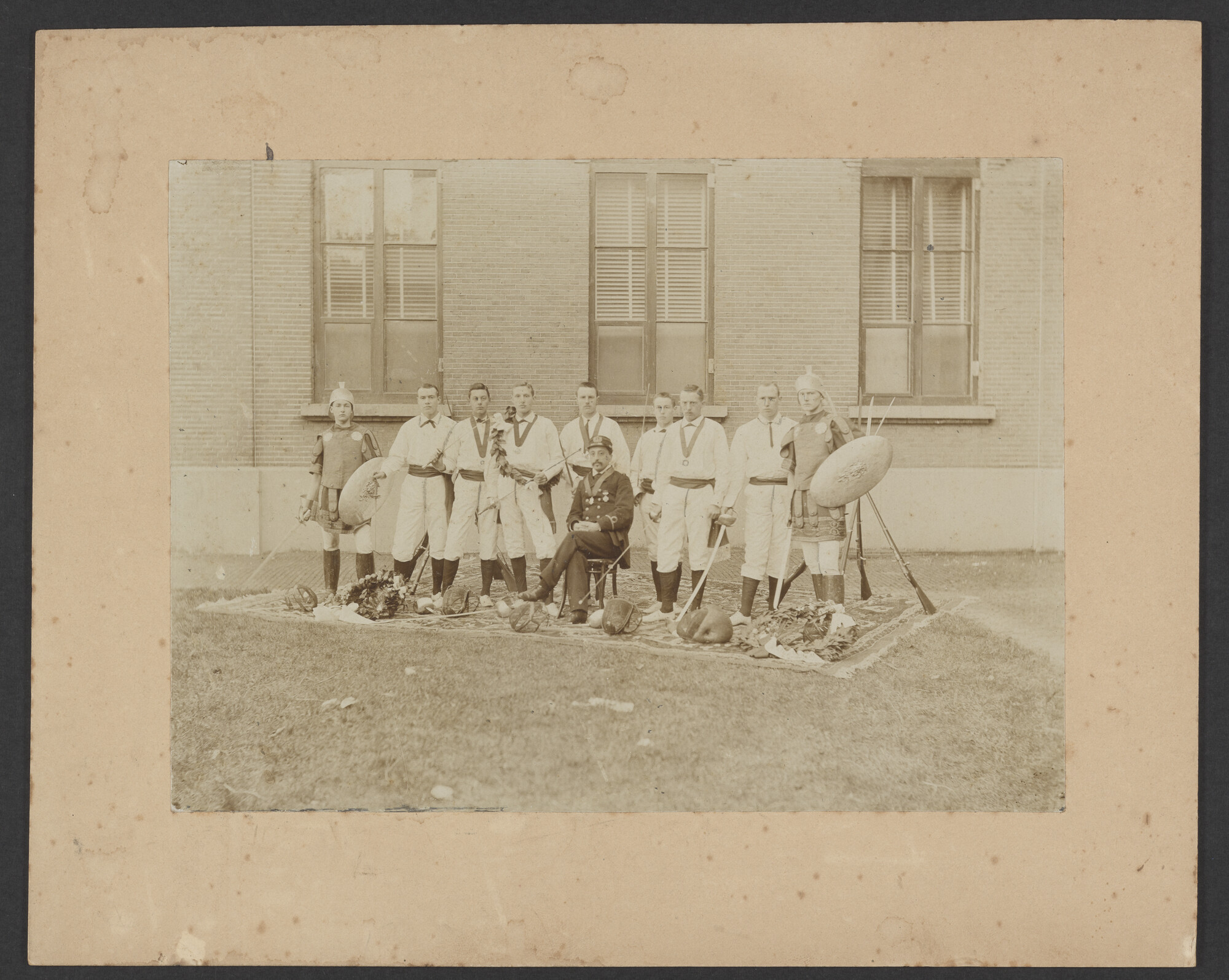 2023.0565; Foto van een groep poserende adelborsten, Willemsoord, Den Helder, 1893-1895; zwart-wit foto