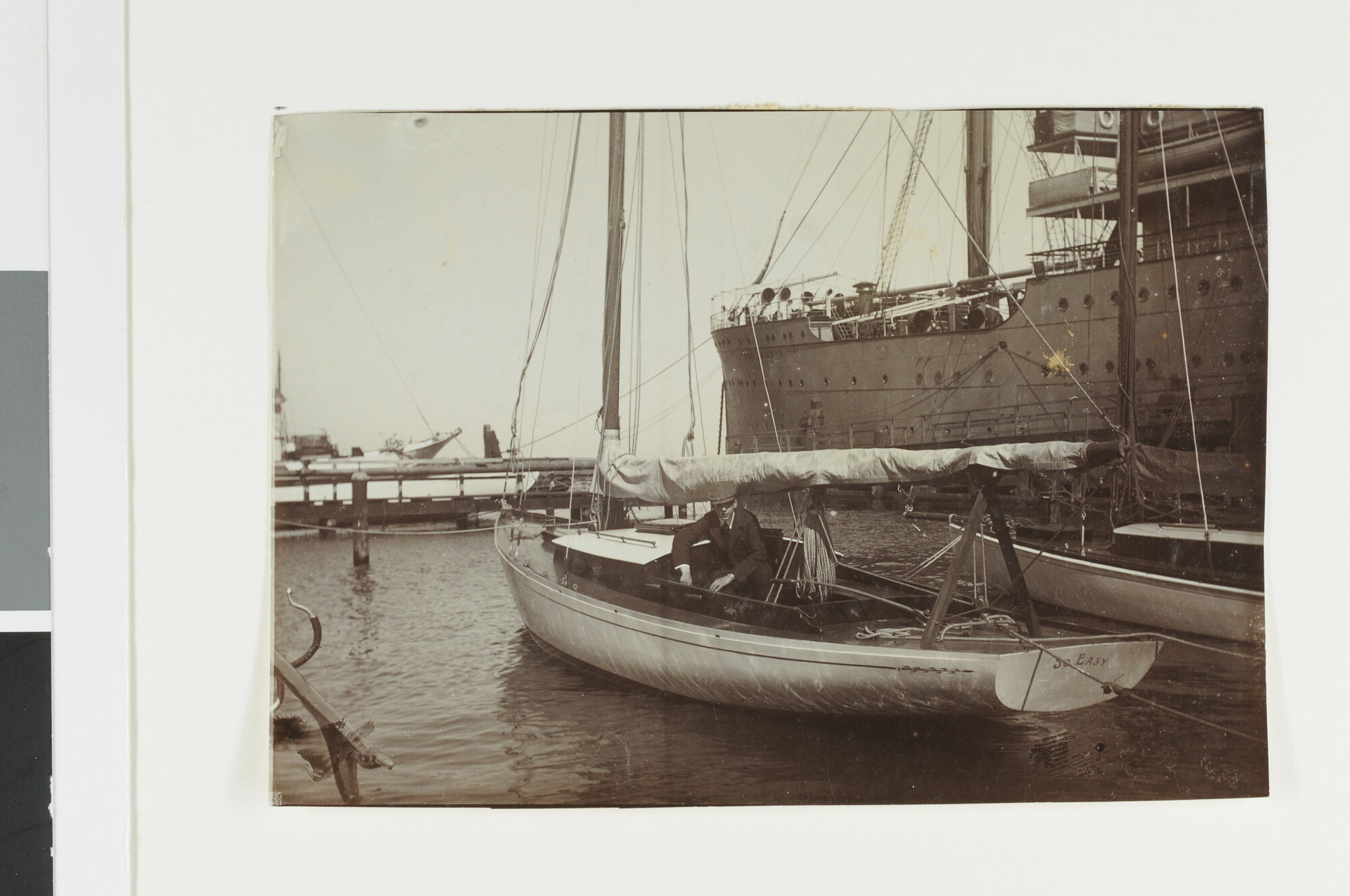 S.5707(08)27; Ernst Crone aan boord van zijn zeilboot 'So Easy', april 1909; foto