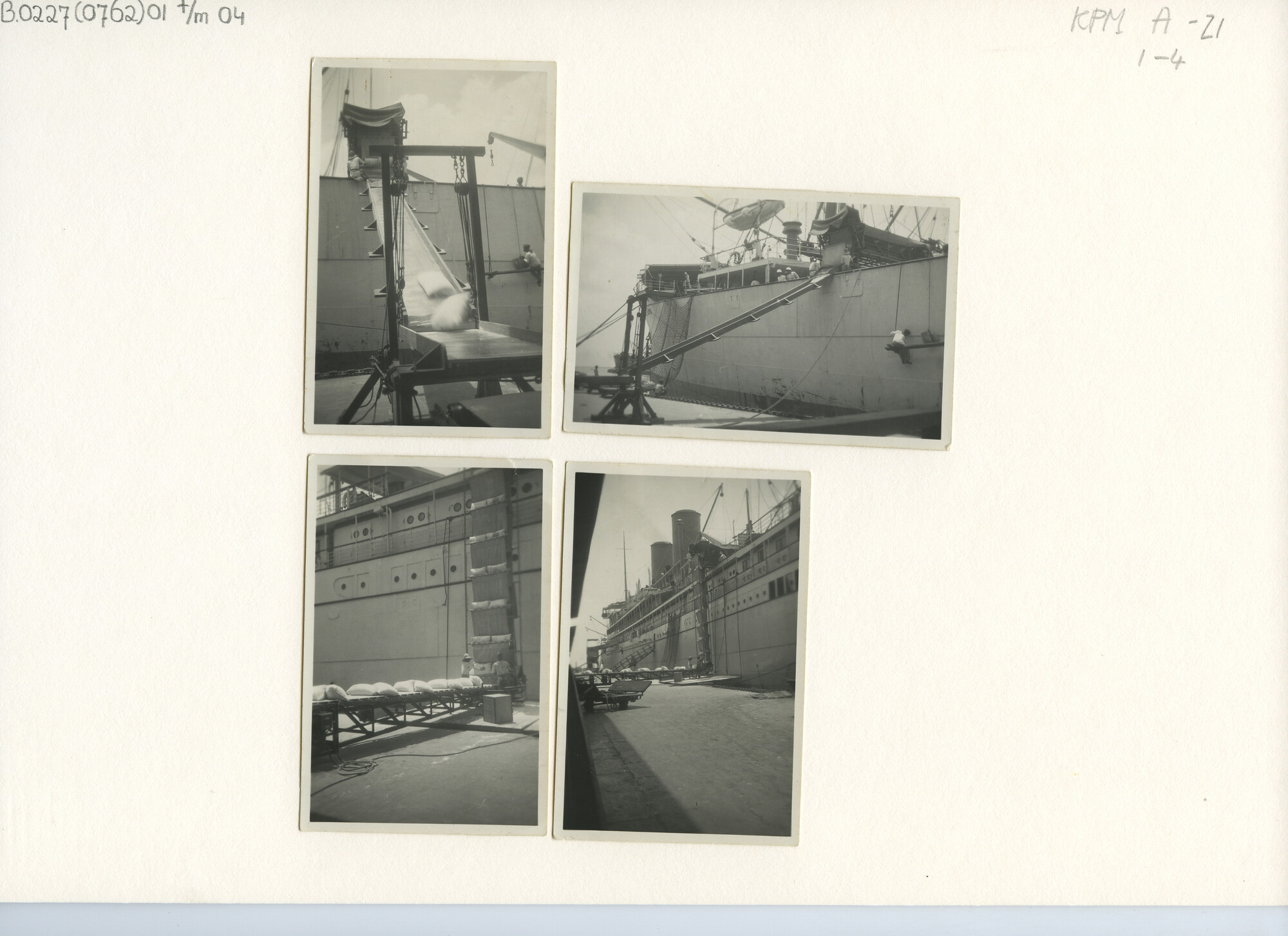 B.0227(0762)01; Foto van het - op twee manieren - mechanisch lossen van meel uit een [...]; foto