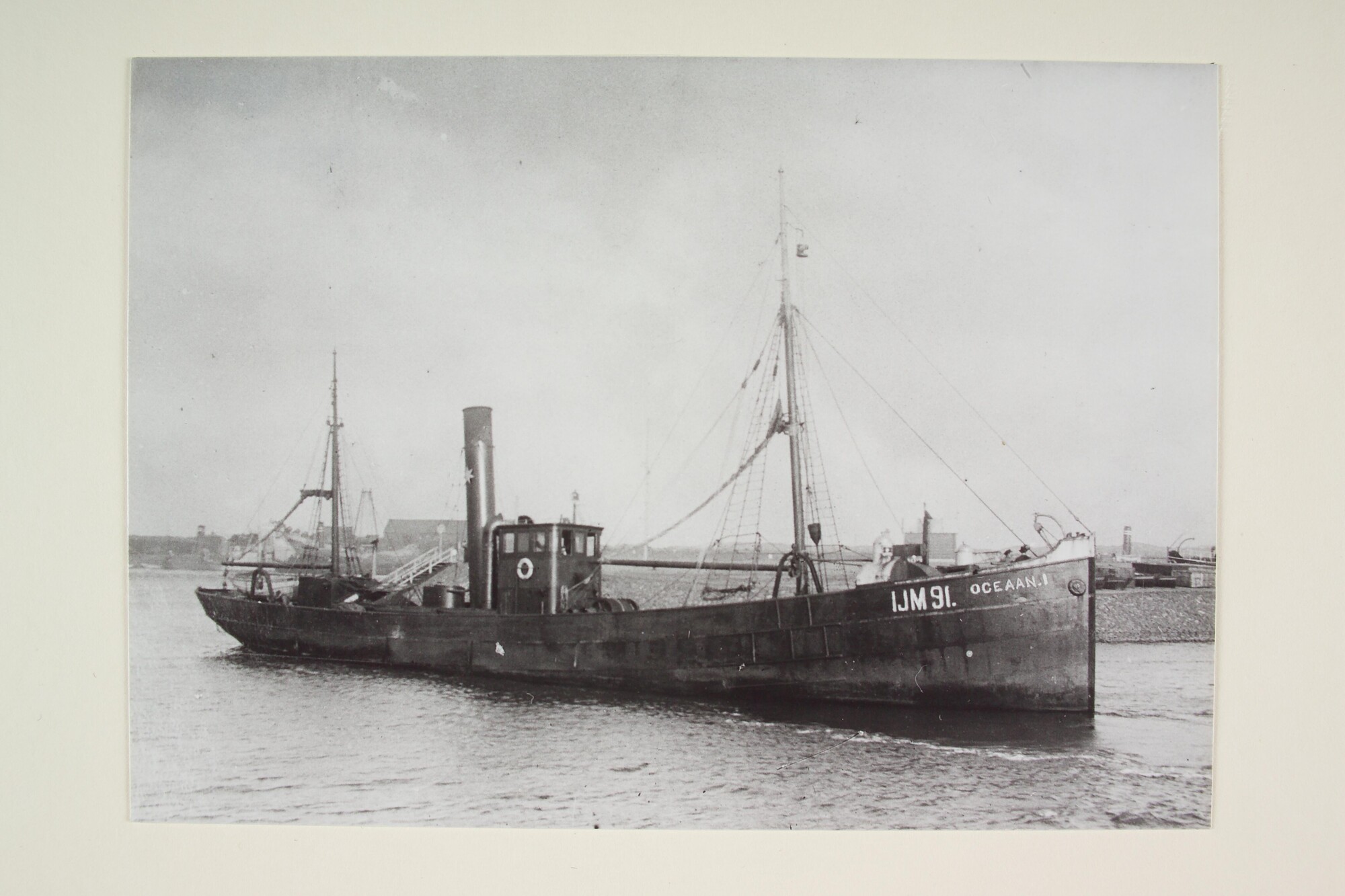 1997.1708; De stoomtrawler Oceaan I (IJM 91) van de Stoomvisserij Maatschappij Oceaan te IJmuiden [...]; foto