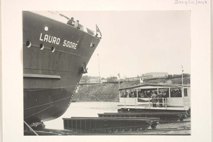 S.5219(12)0143; Foto's van de doop en de tewaterlating van het vracht- en passagiersschip ms. 'Lauro Sodré' vanaf de dwarshelling van de ASM; fotoreportage