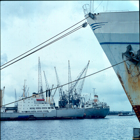 S.9100(4726); Havengezicht te Amsterdam; diapositief