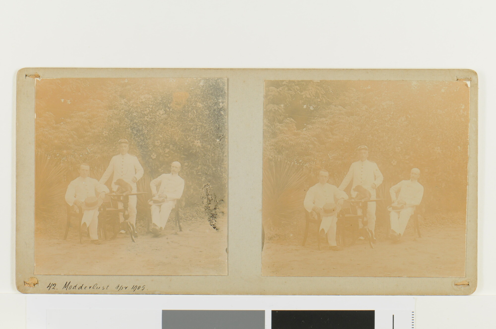 S.4834(01)26; Groepsportret van drie heren en een hond te Modderlust, april 1905; foto