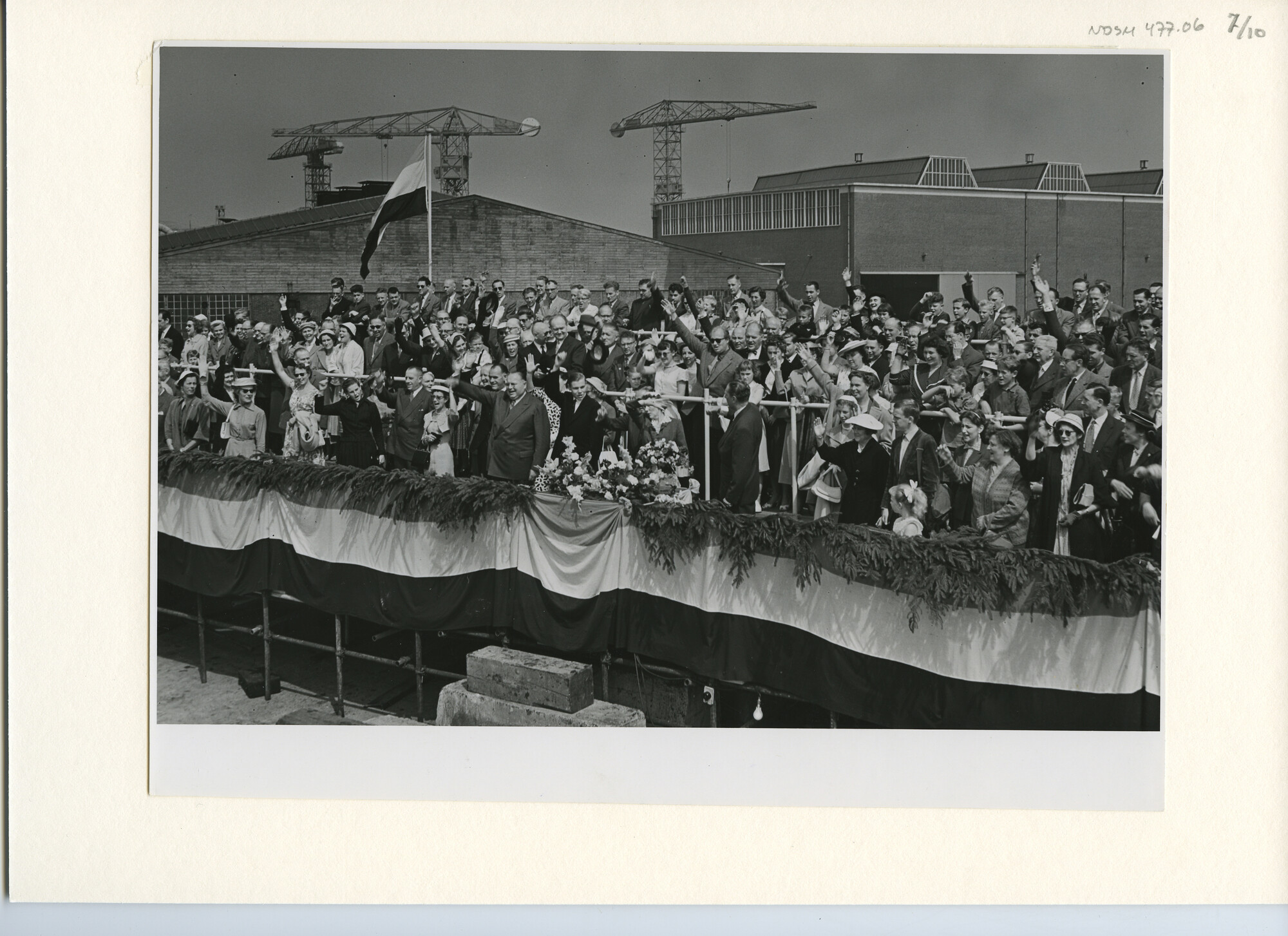 S.5444(2740)07; Foto van de tewaterlating van het vrachtschip ms. Ommenkerk; foto