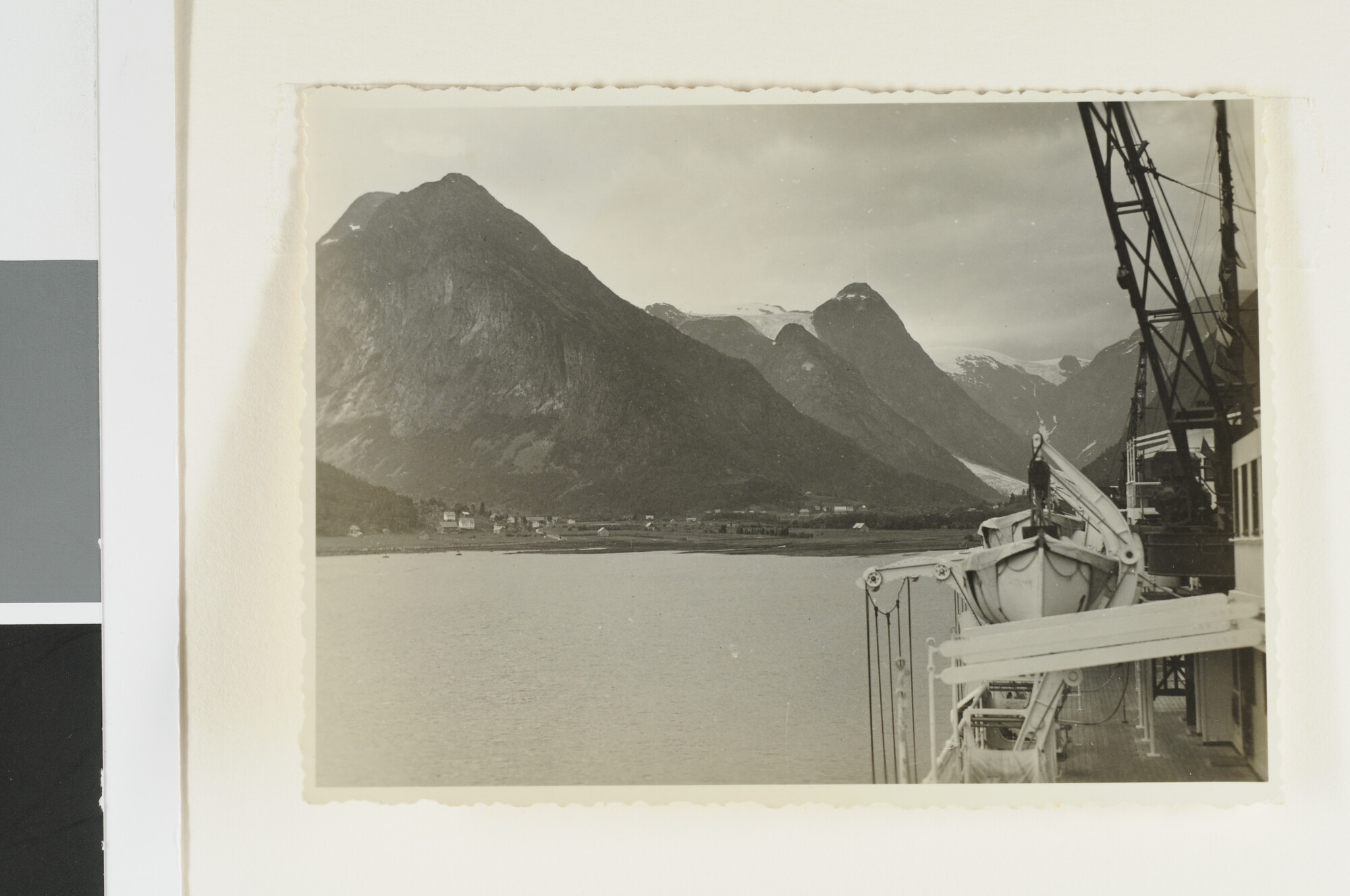 S.5548(074); Het mailschip ms. Johan van Oldenbarnevelt van de SMN op één van haar cruises naar de Noorse fjorden nabij Fjærland; foto