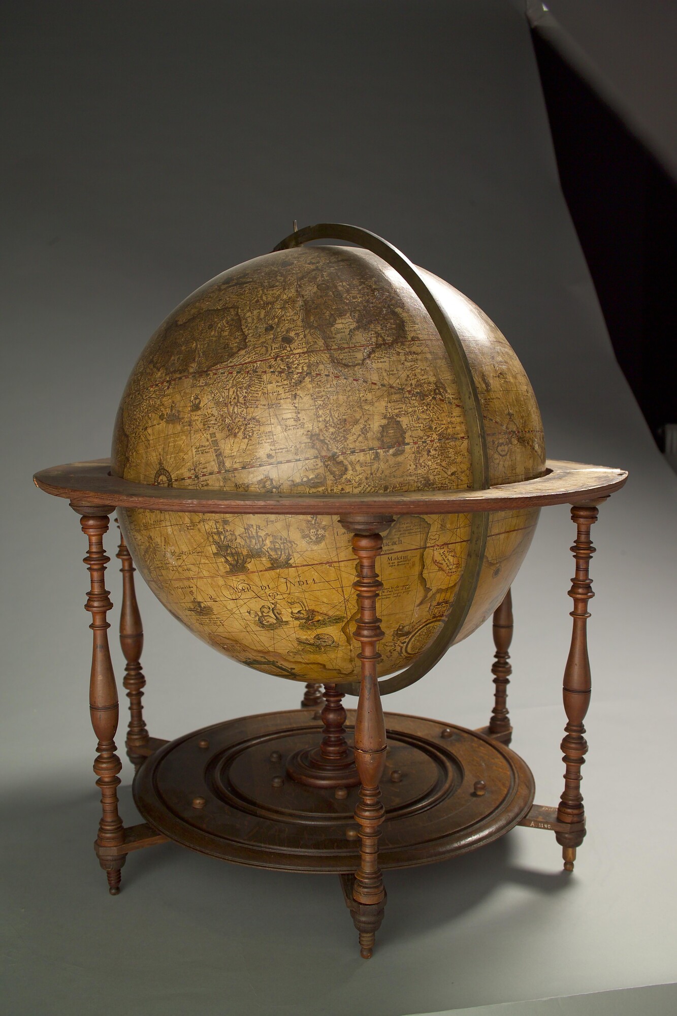 A.1140; Aardglobe van 52,5 cm doorsnede door Jacob Floris van Langren, 1589; globe