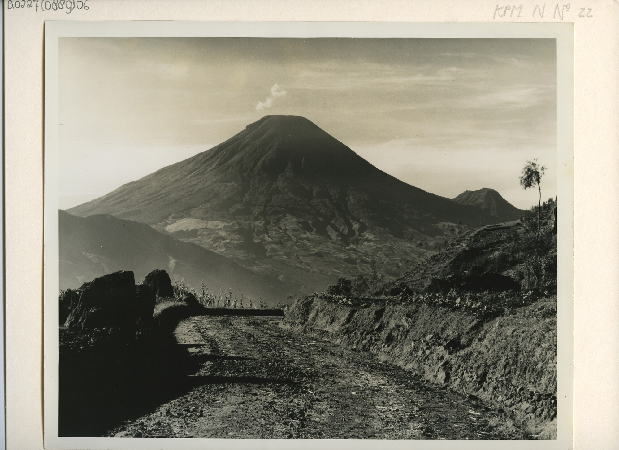 B.0227(0889)06; Landschapsfoto van het uitzicht op de vulkanen Sindoro en Soembing; foto