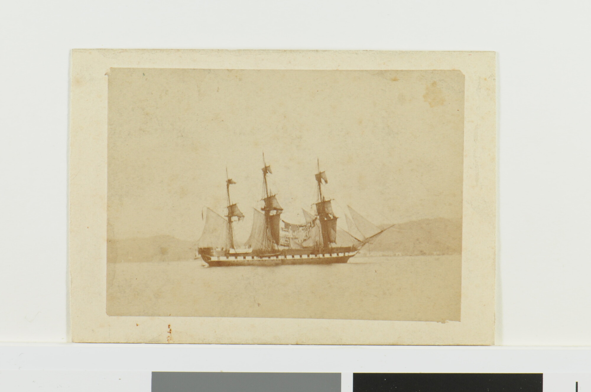 S.0653(16)46; Het fregat Zr.Ms. Admiraal van Wassenaer gefotografeerd tijdens de reis in 1896-1870 naar de Middellandse Zee; foto