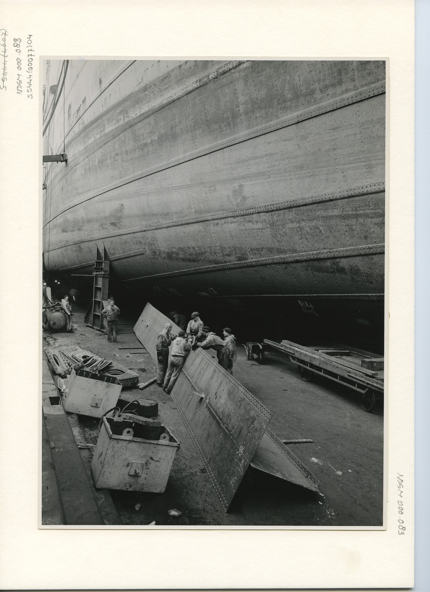 S.5444(0077)4; Foto van de vernieuwing van de machinekamer-fundatie van het Argentijnse vracht/koelschip ms. El Gaucho door de NDSM; foto