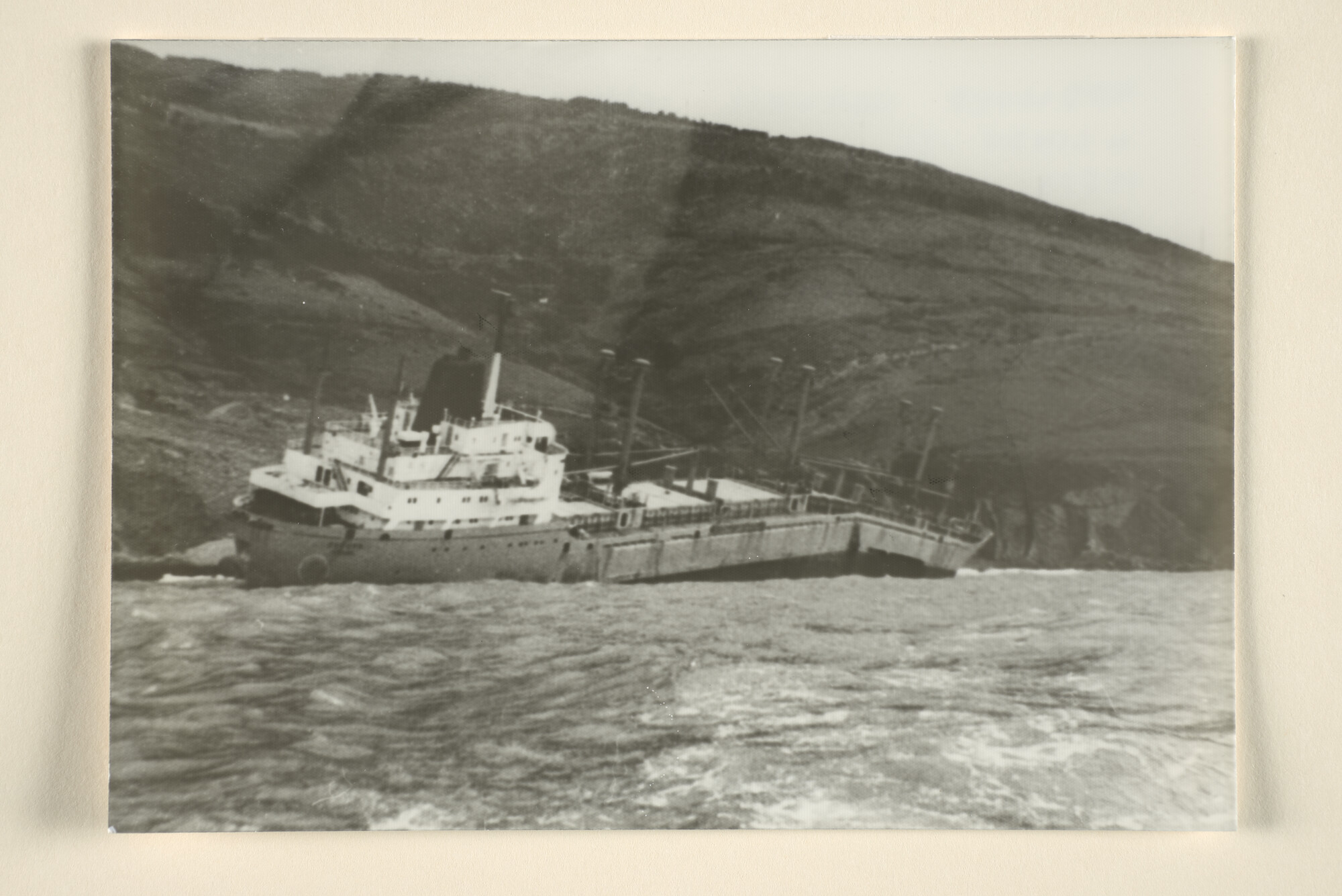 1996.1193; De gebroken Panamese bulkcarrier ms. Zephyr (ex- Linde en ex- Nedlloyd [...]; foto