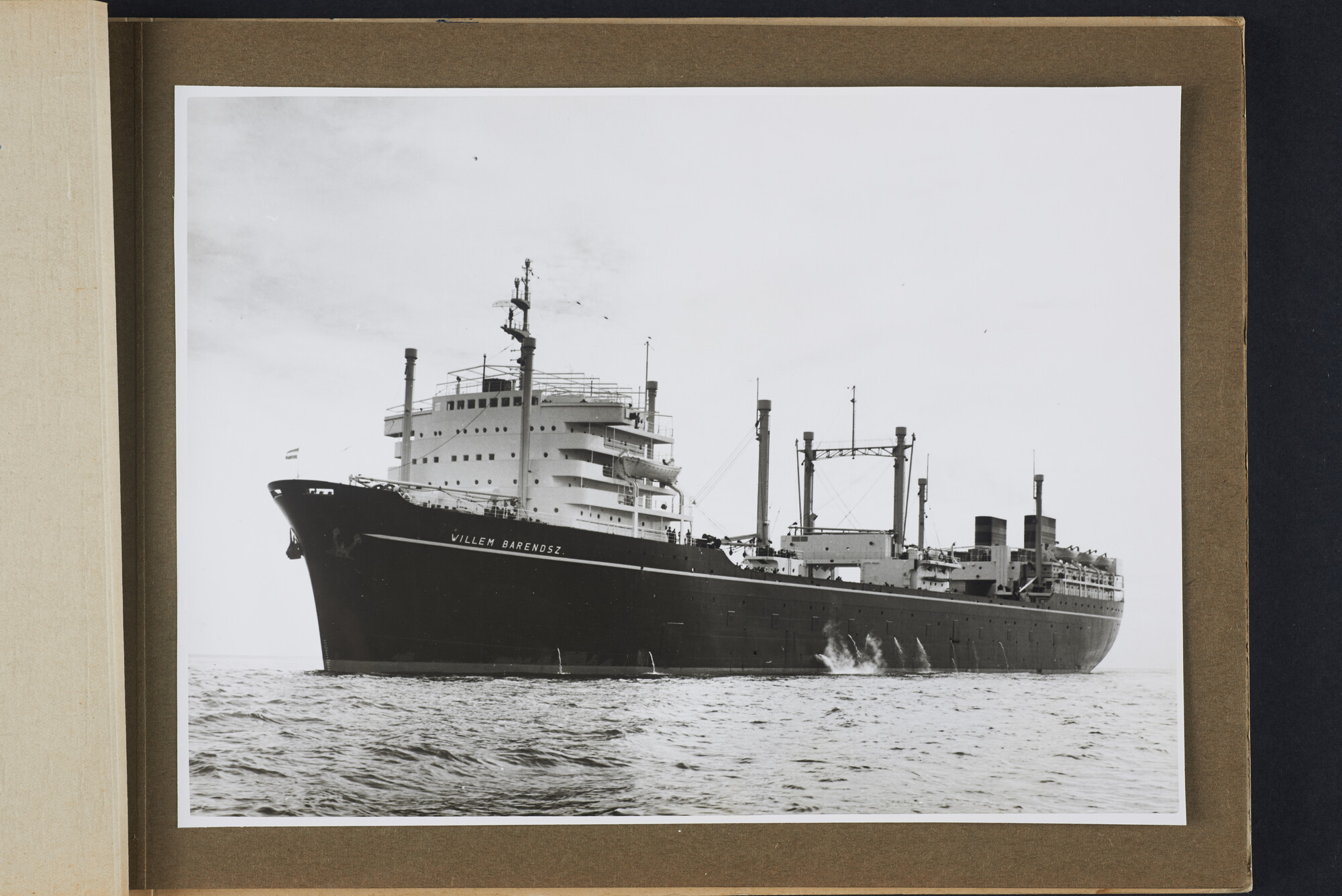 1996.0629; Album met foto's van het walvismoederschip ms. Willem Barendsz (II); fotoalbum