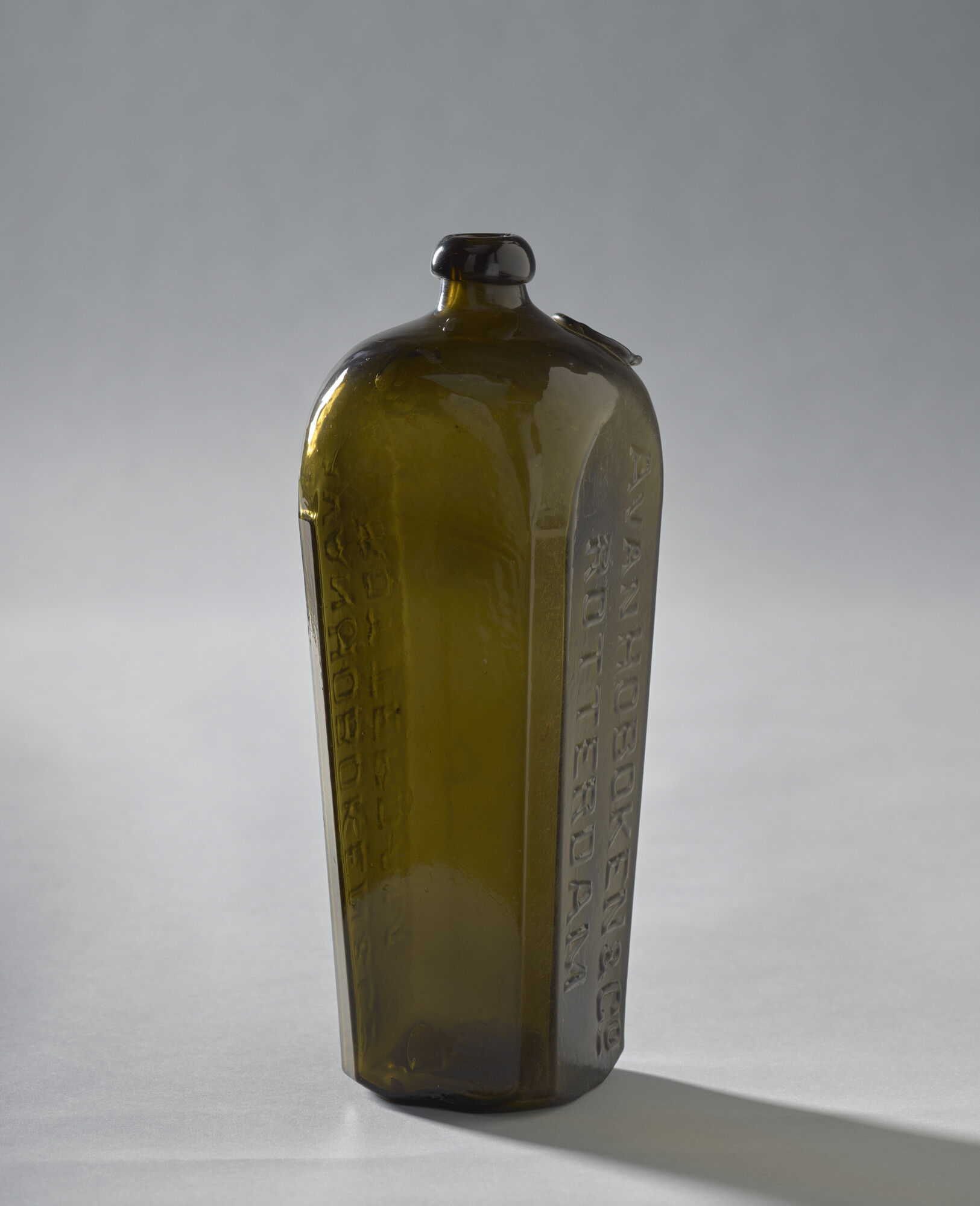 1990.0961; Vierkante jeneverfles. Met opschrift A. van Hoboken & Co. Rotterdam; fles