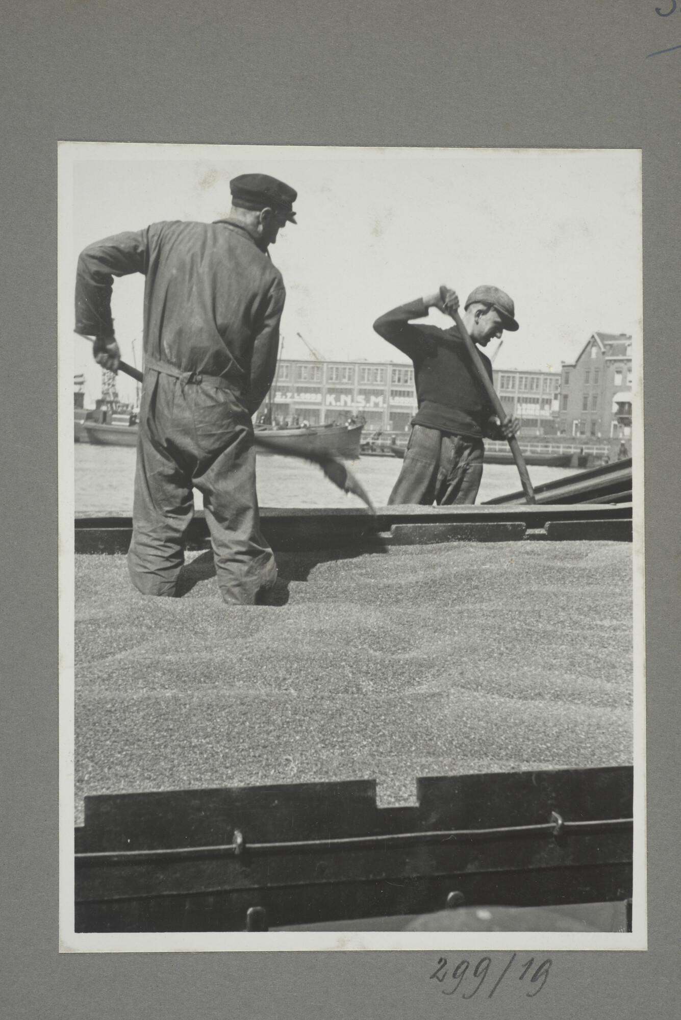 1998.2177; Omslag/ album met een grote hoeveelheid proeffoto's gemaakt door mw. A.M. Wolff-Koller in opdracht van de Gemeente Handelsinrichtingen in Amsterdam; omslag