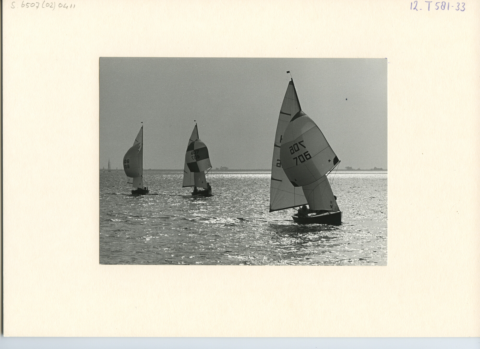 S.6507(02)0411.04; Zwart-wit foto van het Nederlands Kampioenschap Flying Junior op het IJsselmeer voor Medemblik; foto