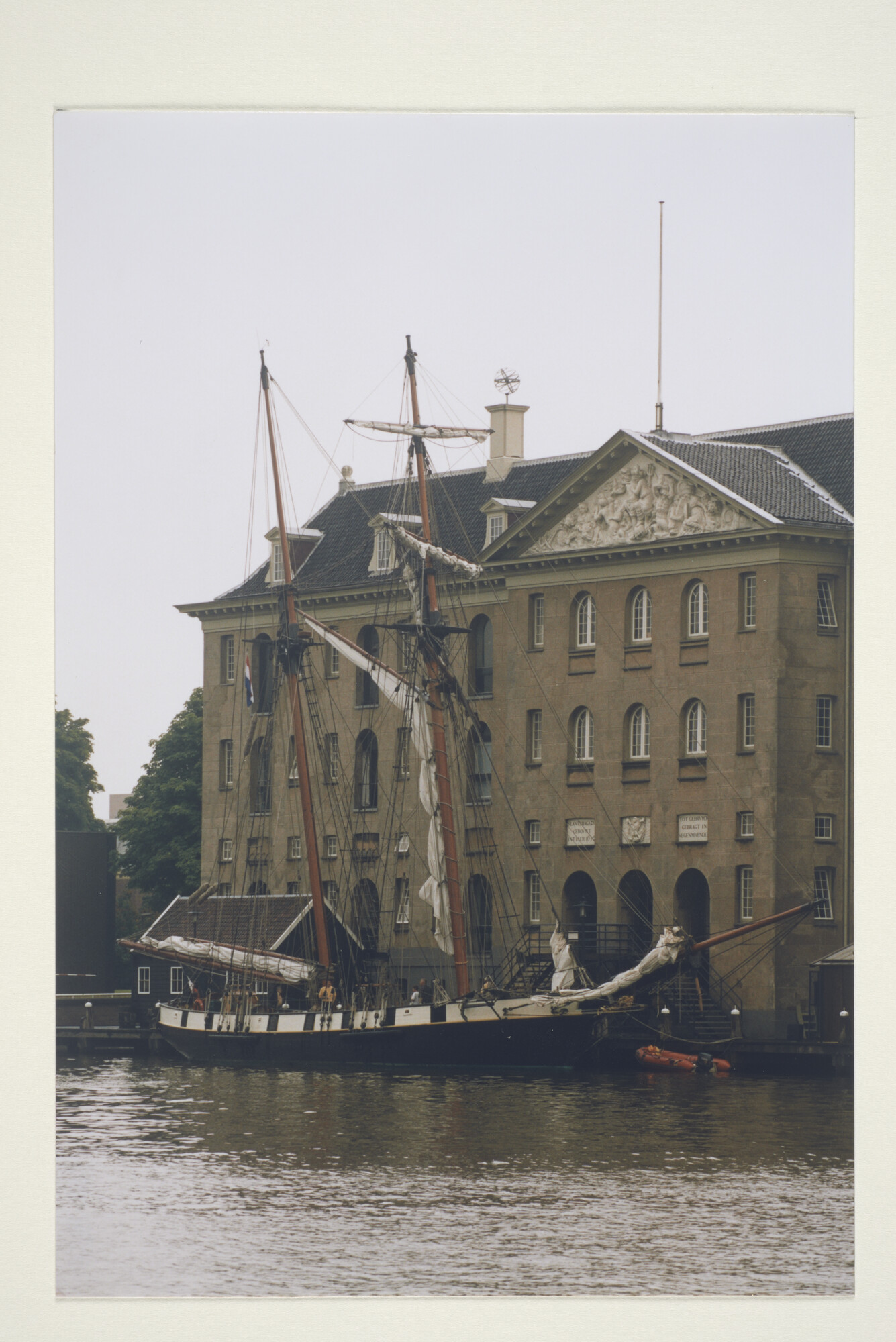 1999.3031; Kleurenfoto's van de Franse schoener 'La Recouvrance' afgemeerd aan de steiger van het Nederlands Scheepvaartmuseum tijdens de presentatie van Brest 2000 [...]; fotoreportage