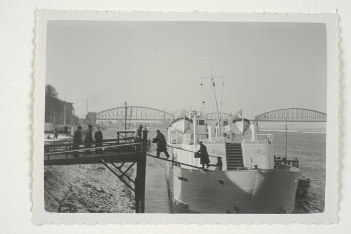 S.5219(12)0710; Foto's van de proeftocht van het passagiersschip (vluchtschip) Willem I (ex- LCT 443) verbouwd op de ASM-werf te Arnhem [...]; fotoreportage