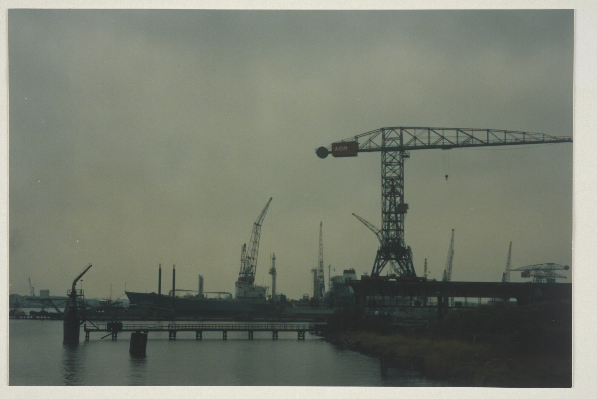 1995.1479; Foto van het bevoorradingsschip Hr.Ms. Zuiderkruis (A 832); foto