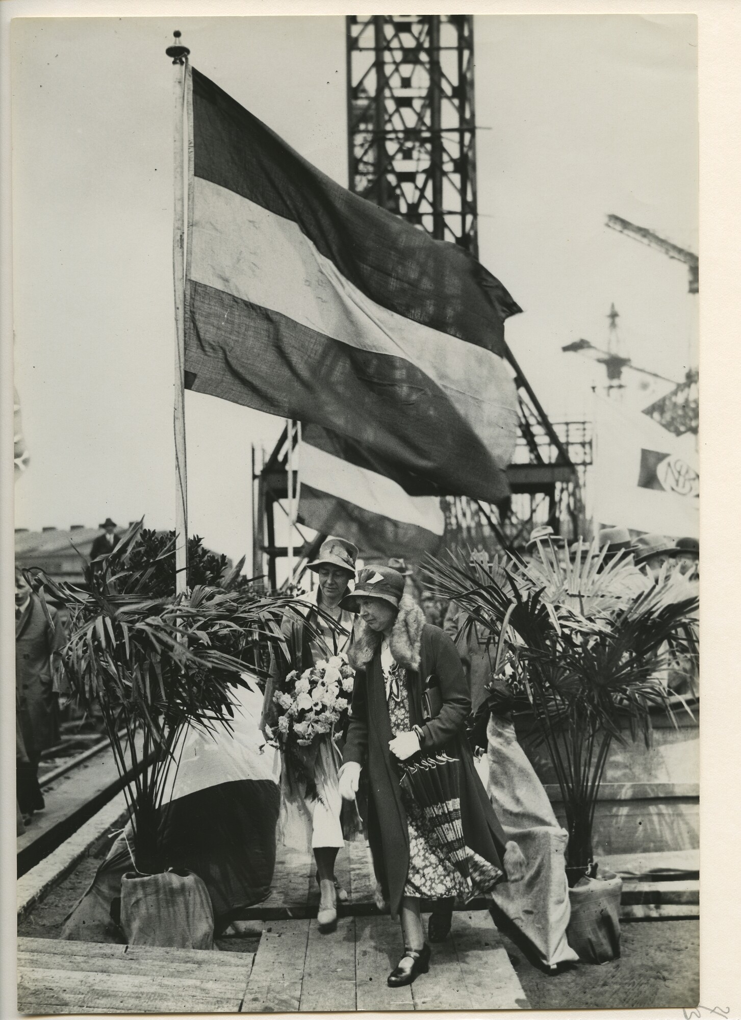 S.5444(0829)2; Foto van de tewaterlating van het vrachtschip ms. Tawali bij de NSM; foto