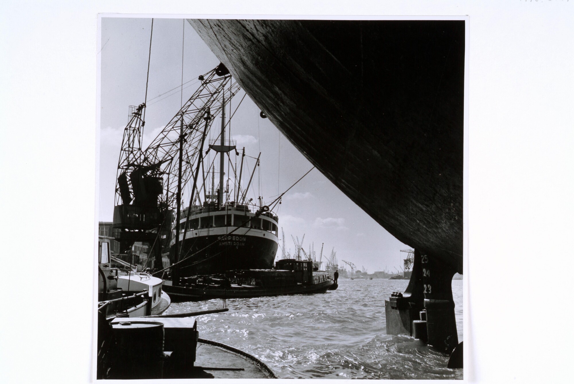 1998.0124; Gezicht op de Surinamekade in Amsterdam, 1956; foto