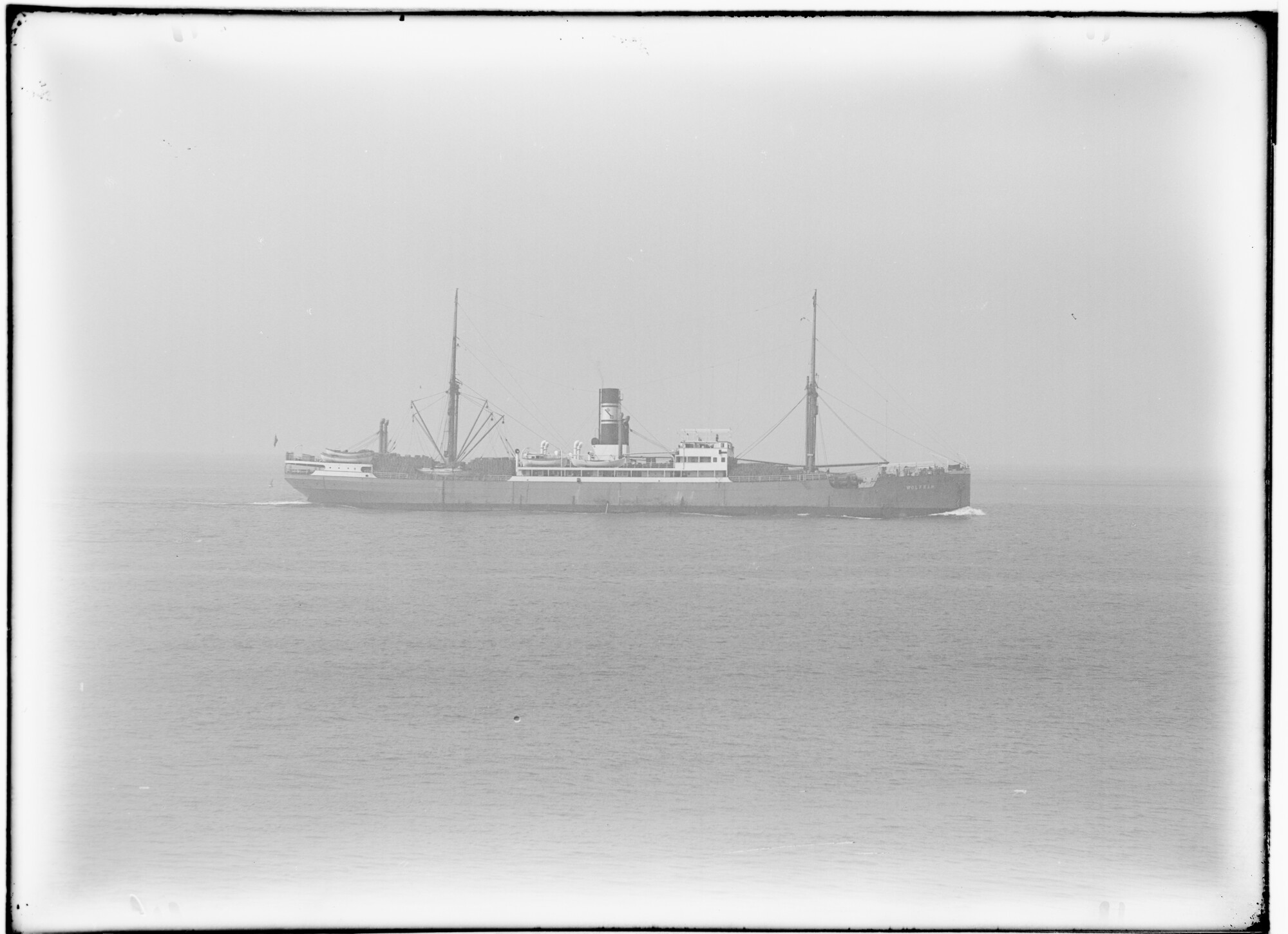 2018.1856; Glasnegatief van het vracht-en passagiersschip Wolfram (Duits, 1925); glasnegatief