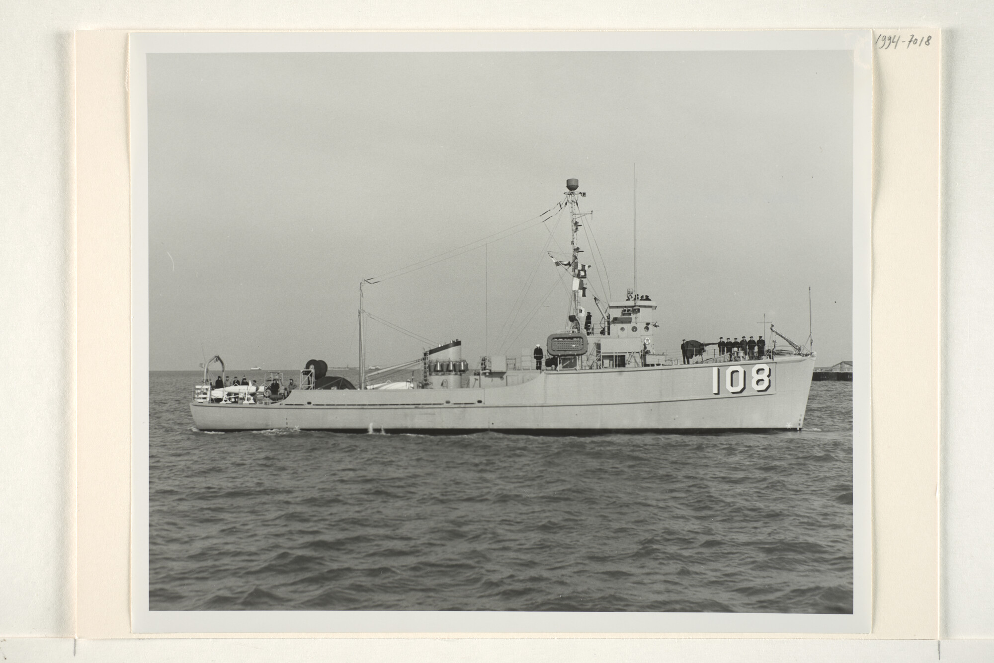 1994.7018; De kustmijnenveger Hr.Ms. 'Borne' (M 850); foto
