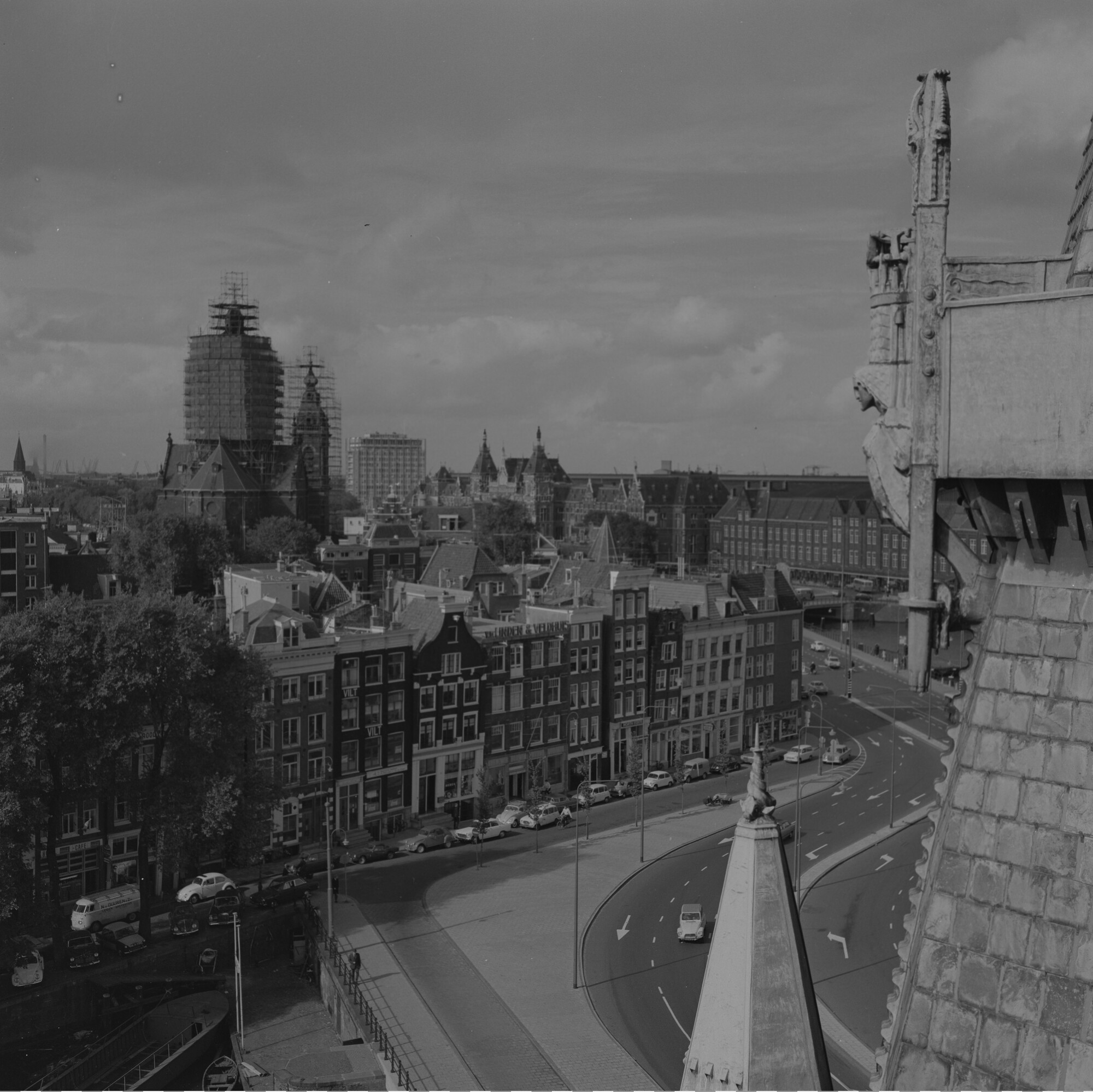 2015.3840; Negatief van uitzicht over Amsterdam vanaf het dak van het Scheepvaarthuis; negatief