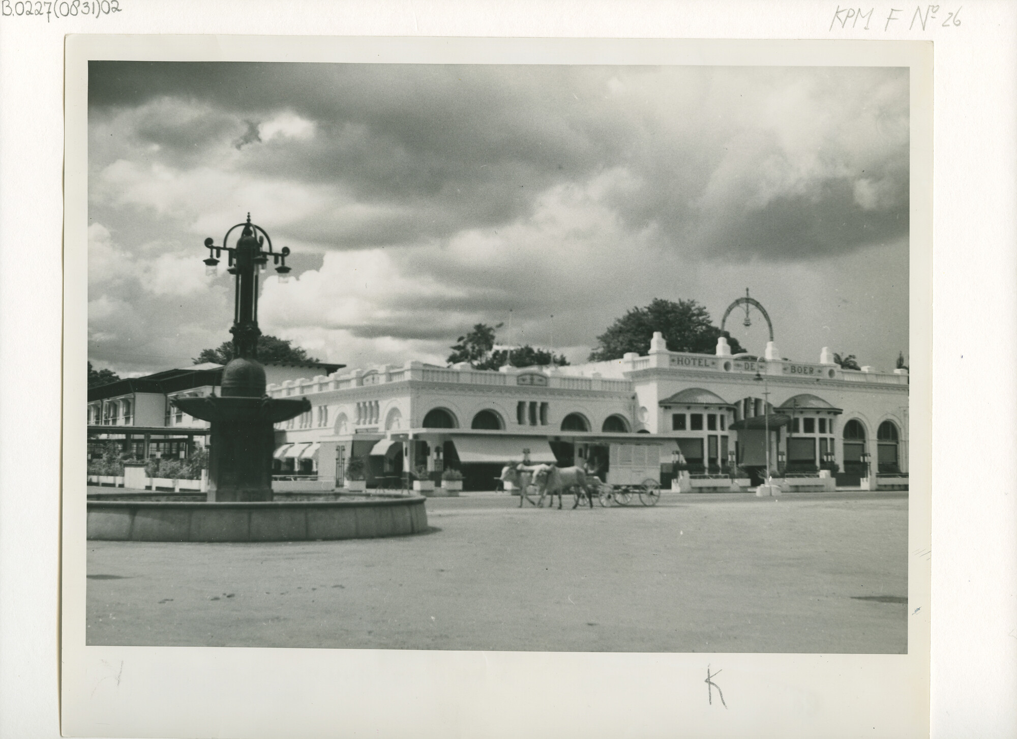 B.0227(0831)02; Straatgezicht te Medan: foto van Hotel de Boer en de Witte Sociëteit; foto