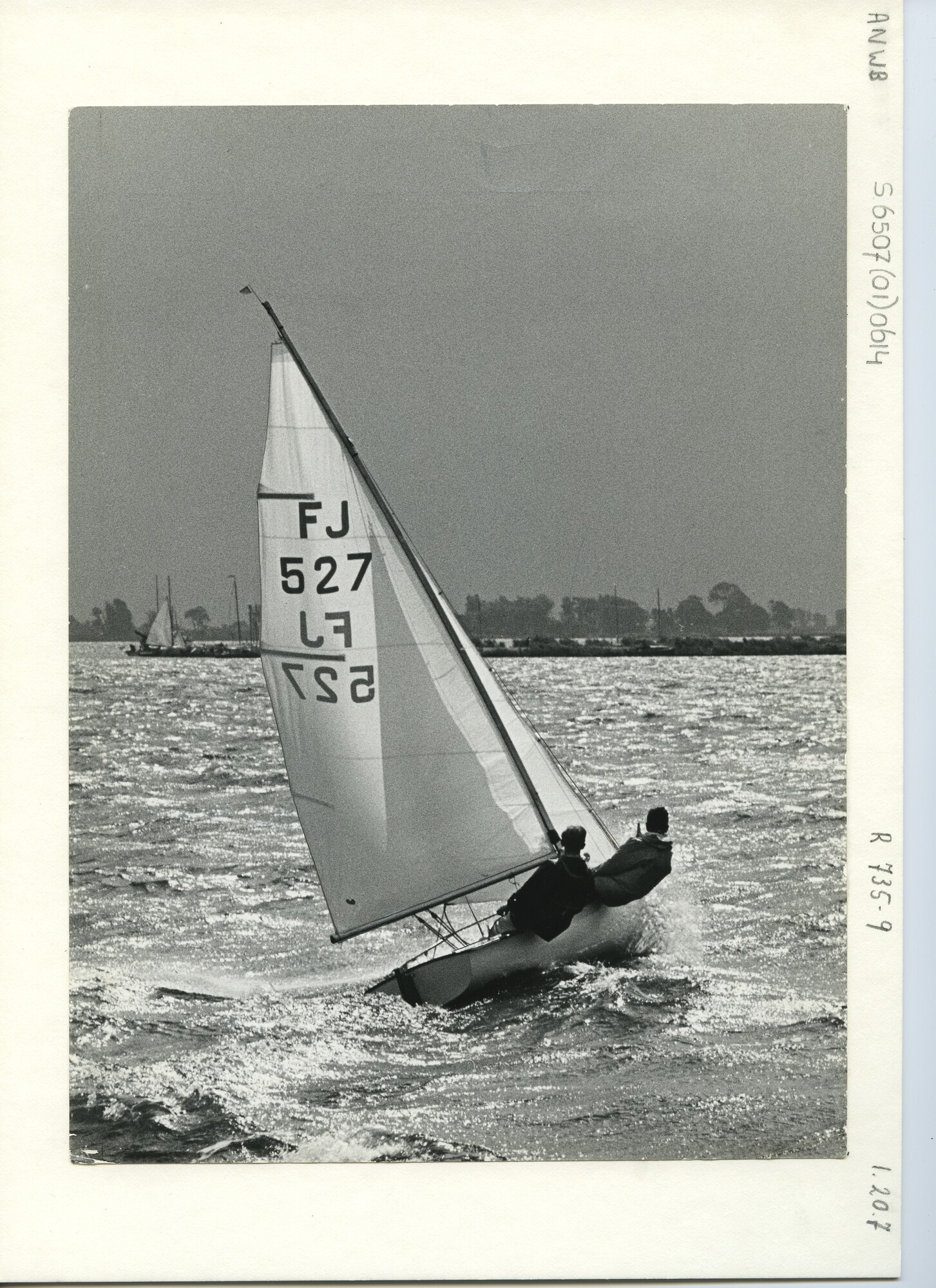 S.6507(01)0614; Sneekweek 1964: FJ nummer 527 ('Adelaar', Bergsma) aan de wind op het Sneekermeer bij een stevige bries.; foto