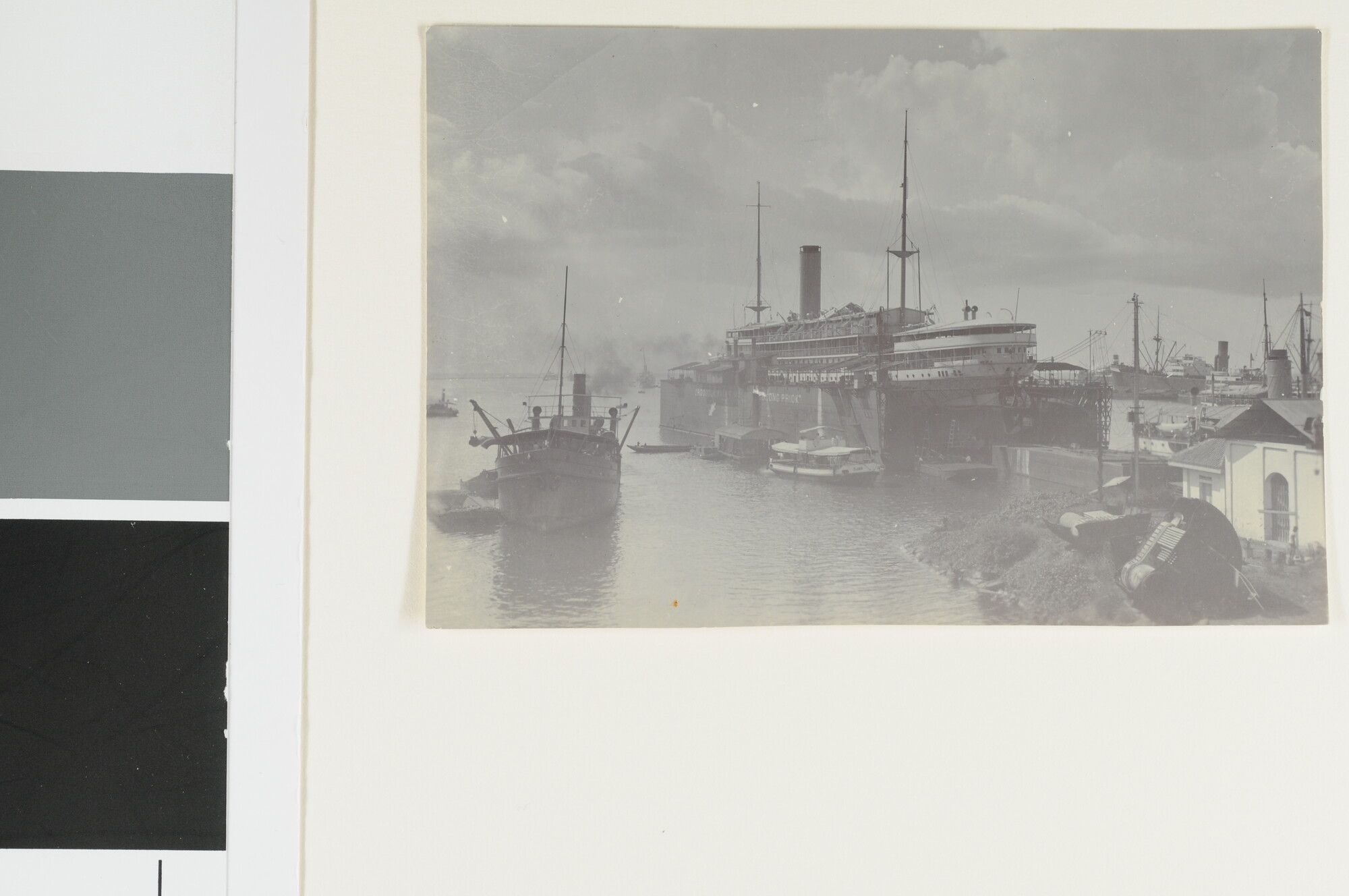 S.4426(014); Het ss. 'Melchior Treub' van de KPM liggende in het drijvende droogdok in de haven van Tandjong Priok [...]; foto