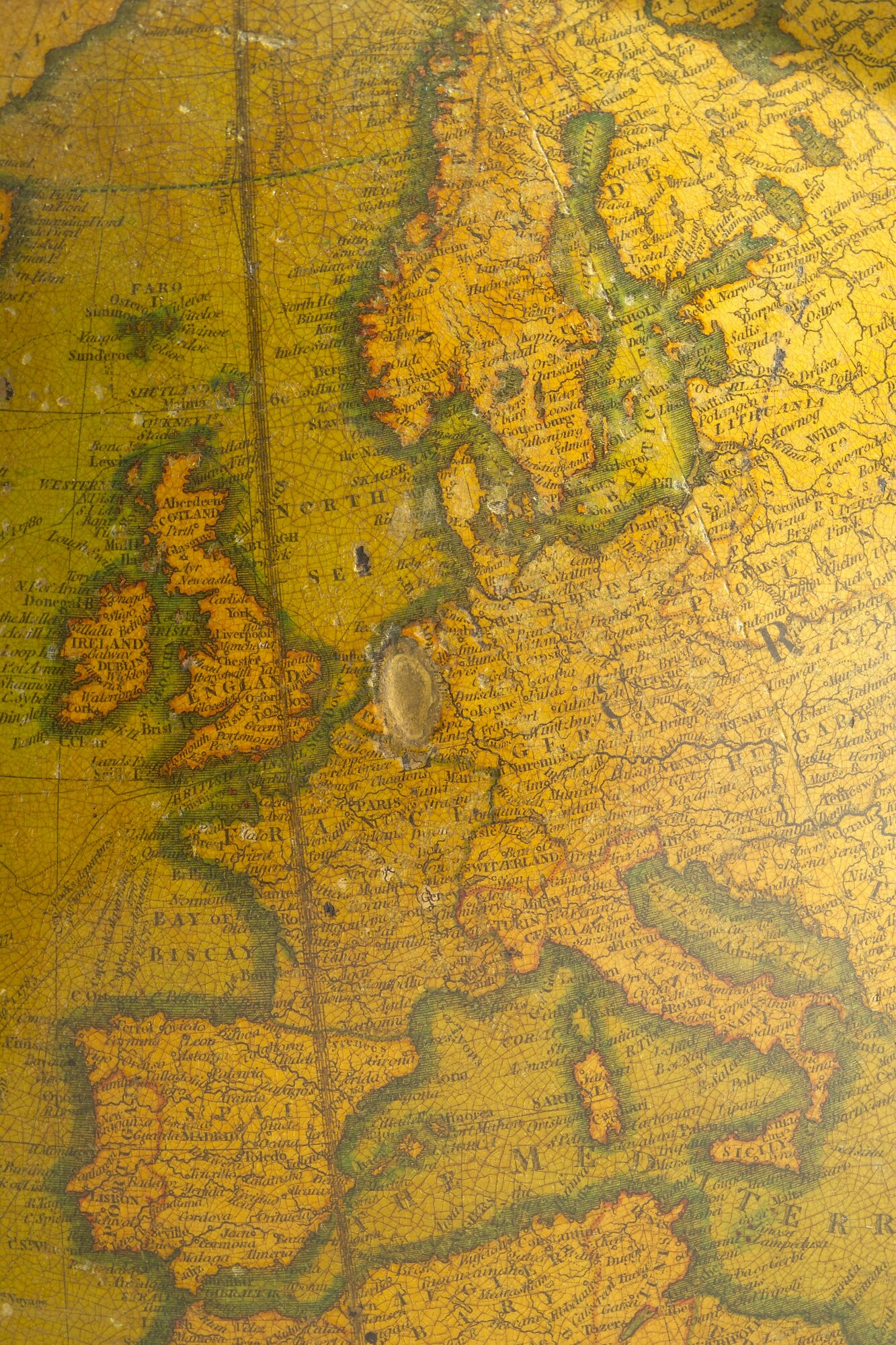 A.0145(025)14; Aardglobe van 53,5 cm. in doorsnede door John en William Cary, 1815, in de verbeterde uitgave van 1819; globe