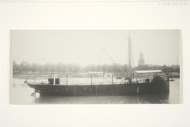 S.5219(12)0482; Het gastransportvaartuig voor het Loodswezen 'Vliestroom' gebouwd bij ASM; foto