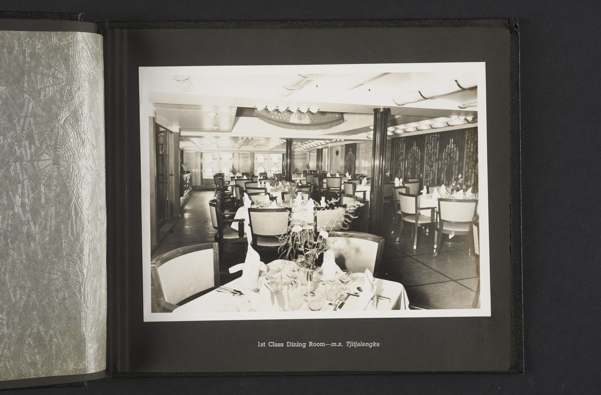 2015.1295; Fotoalbum van de Royal Interocean Lines met (hoofdzakelijk) interieurfoto’s van de Tegelberg, Tjitjalengka en Straat Makassar; fotoalbum