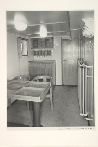 S.5219(12)0084; Interieurfoto's van de kustvaarder ms. 'Oosterburgh' van Wm; fotoreportage
