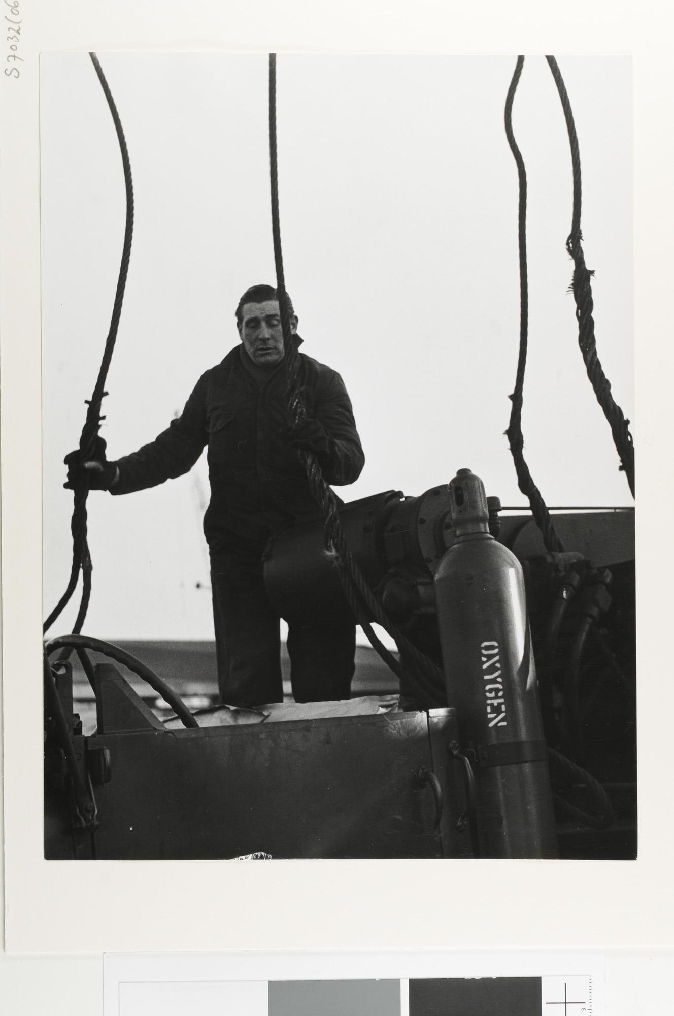 S.7032(063); Een matroos is bezig op dek bij het laden en lossen van een schip; foto