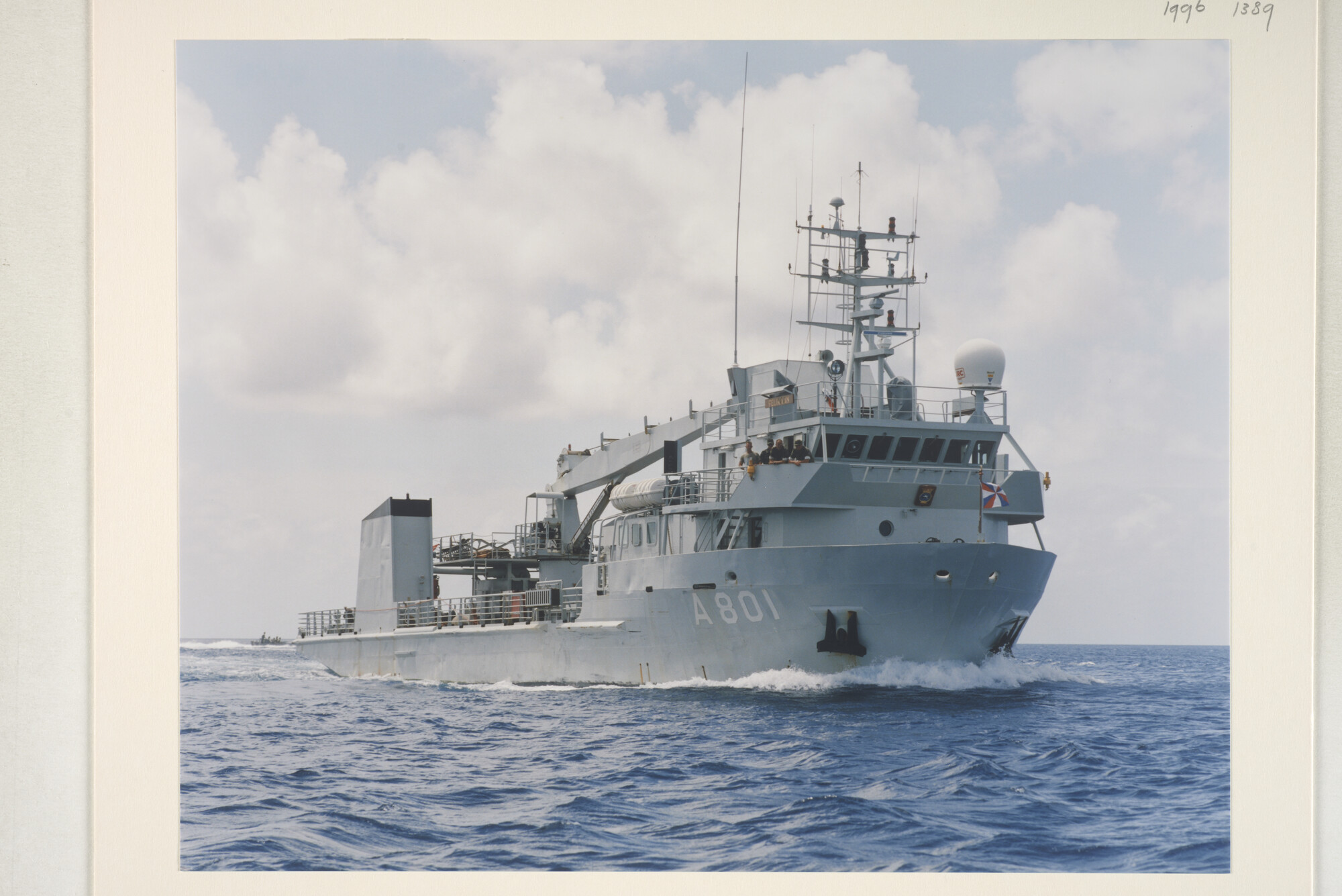 1996.1389; Kleurenfoto van het ondersteuningsschip voor de Nederlandse Antillen Hr.Ms. 'Pelikaan' (A 801) op zee [...]; foto