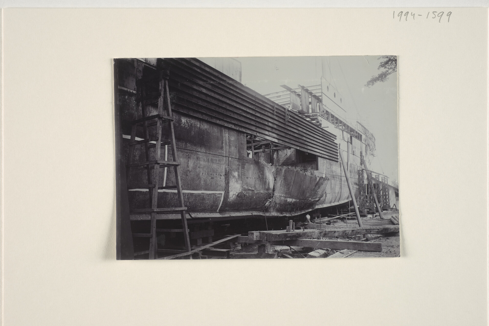 1994.1599; Foto's van de reparatie door de Nederlandsche Scheepsbouw Maatschappij van de middensectie van het ss. 'Pahud' [...]; fotoreportage
