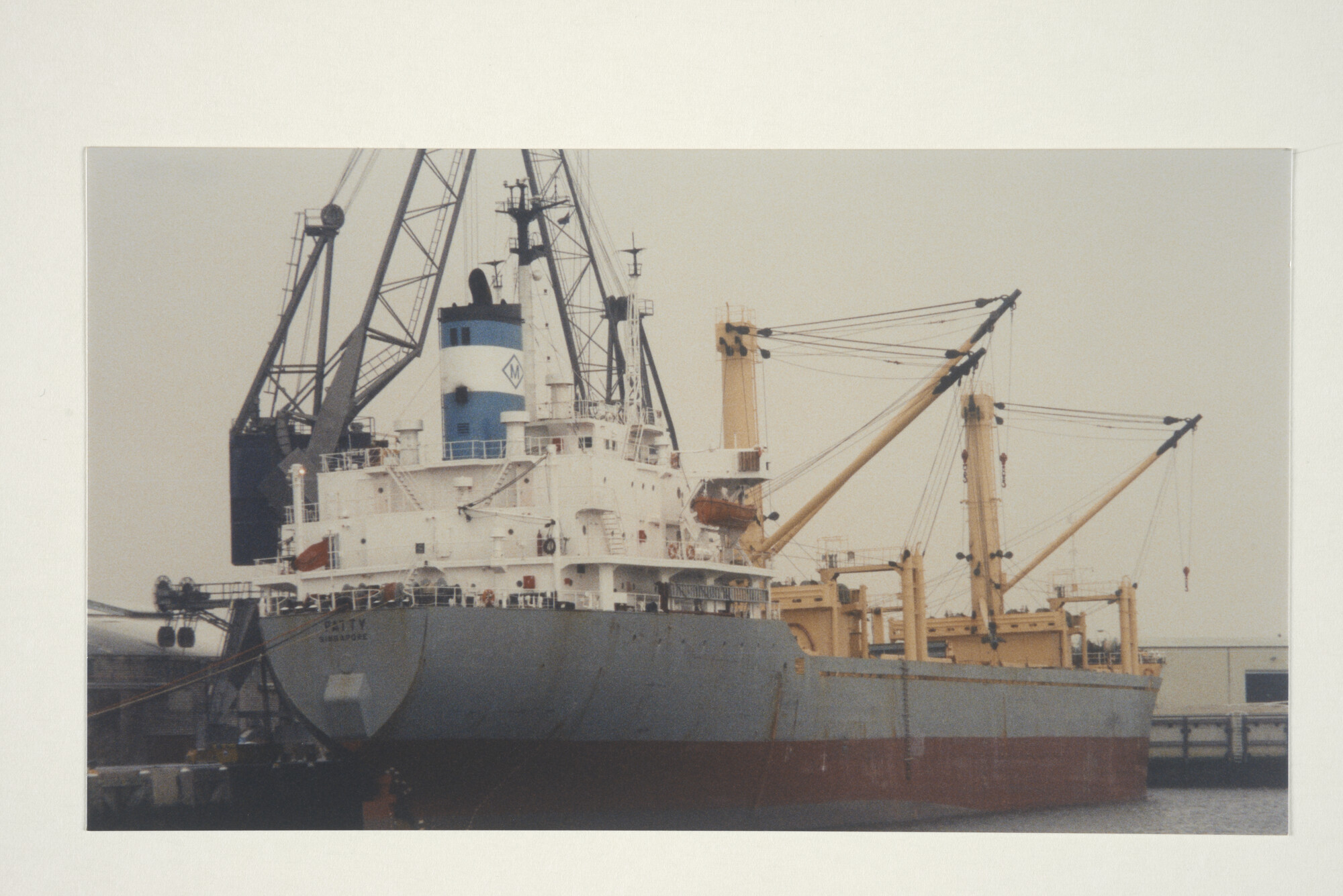 1998.1562; Kleurenfoto van het Singapoerese vrachtschip ms. Patty (ex- Sunny Wealth) gezien in Delfzijl; foto