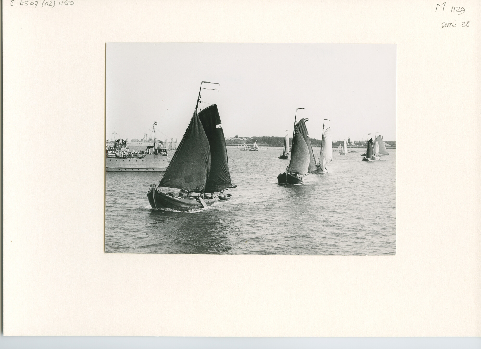 S.6507(02)1150.01; Zwart-wit foto van de reunie ronde en platbodemjachten in Den Helder; foto