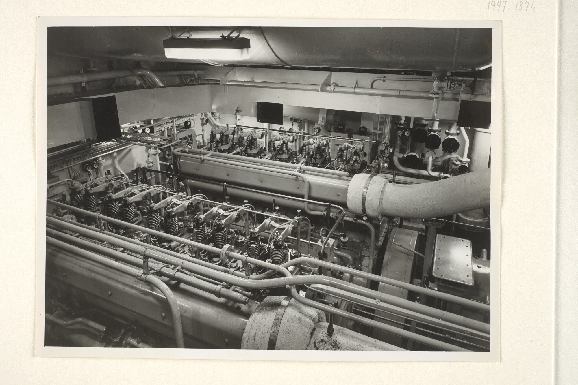 1997.1374; Foto's van de machinekamer van het vrachtschip ms. Straat Torres van de KJCPL; fotoreportage