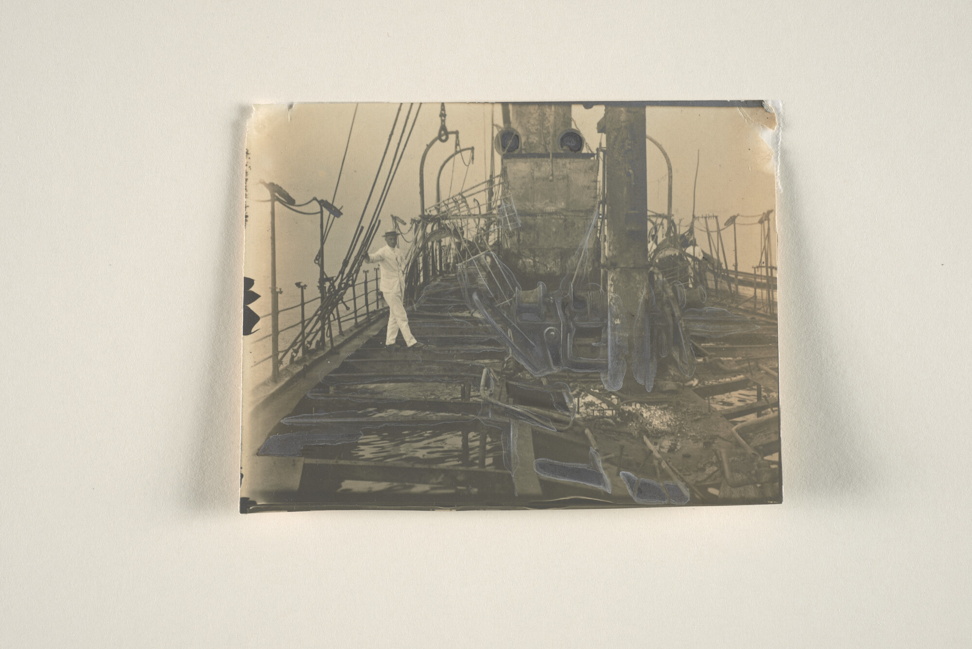 1994.1657; Foto's van het uitgebrande en gezonken wrak van het ss. 'Reijniersz' van de KPM even buiten de haven van Singapore [...]; fotoreportage