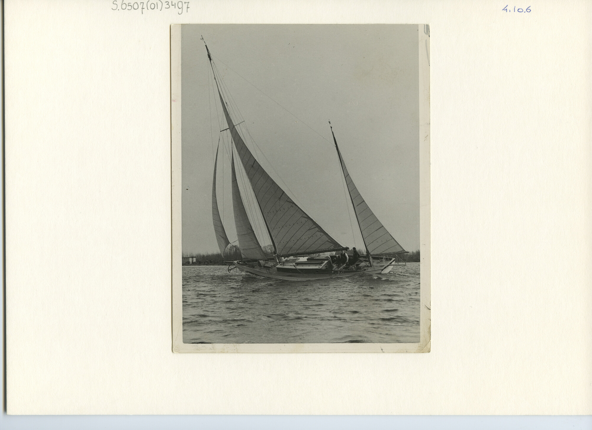 S.6507(01)3497; Foto van de houten toren-yawl Zonnety II van de heren Van Hoolwerff en Doedens zeilend op ruim water; foto