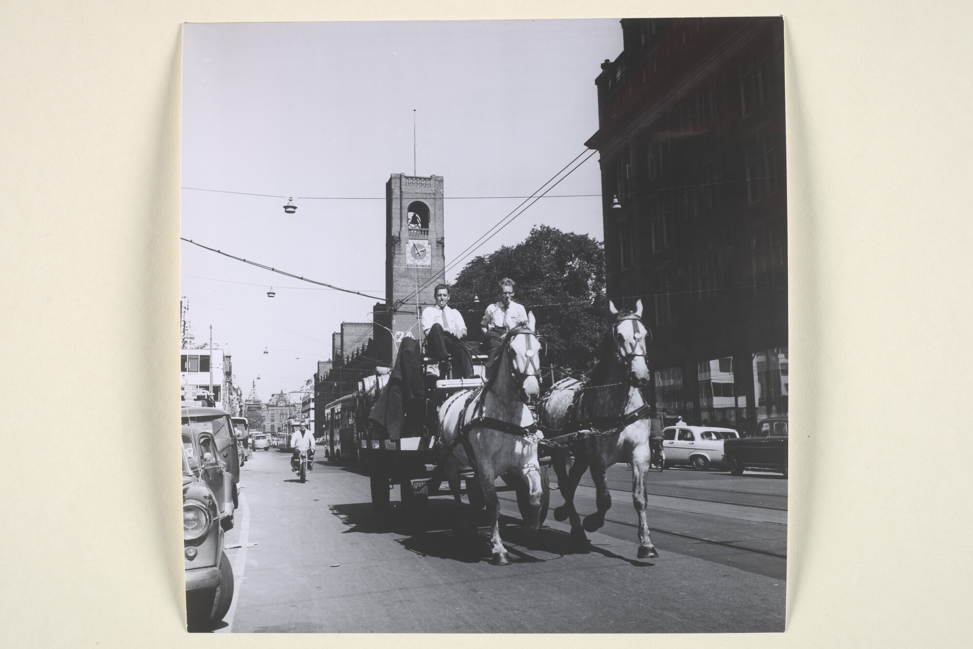 1998.1664; Straatbeeld in Amsterdam, gezicht op Damrak met de Beurs van Berlage; foto