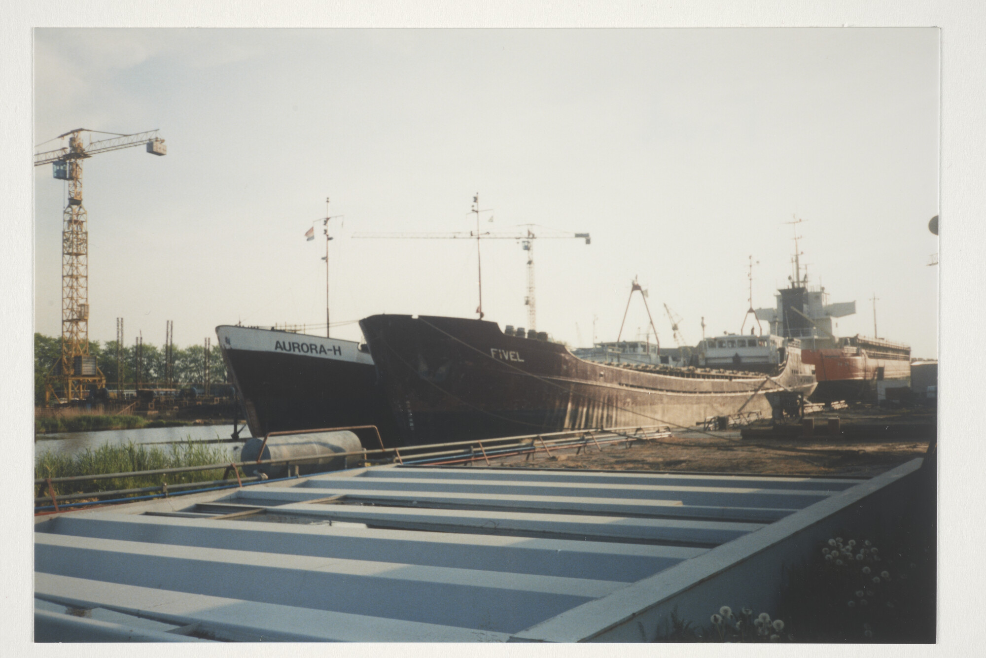 2000.0867; De coaster ms. 'Fivel' van V.O.F. Vega & Zonen (1976) ligt voor onderhoud bij (vermoedelijk) Niestern-Sander; foto