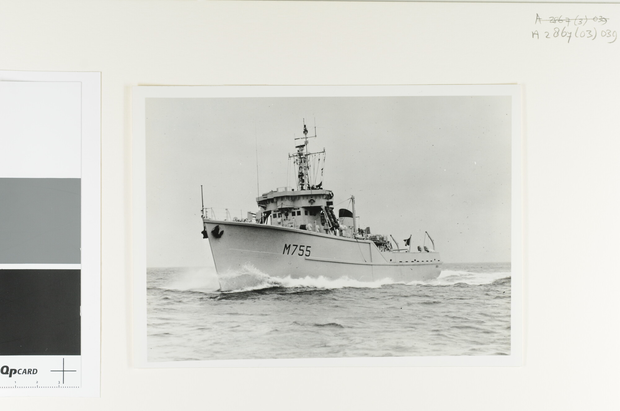 A.2867(03)039; De Franse kustmijnenveger 'Capella' (M 755) van Sirius- klasse varende op zee; foto